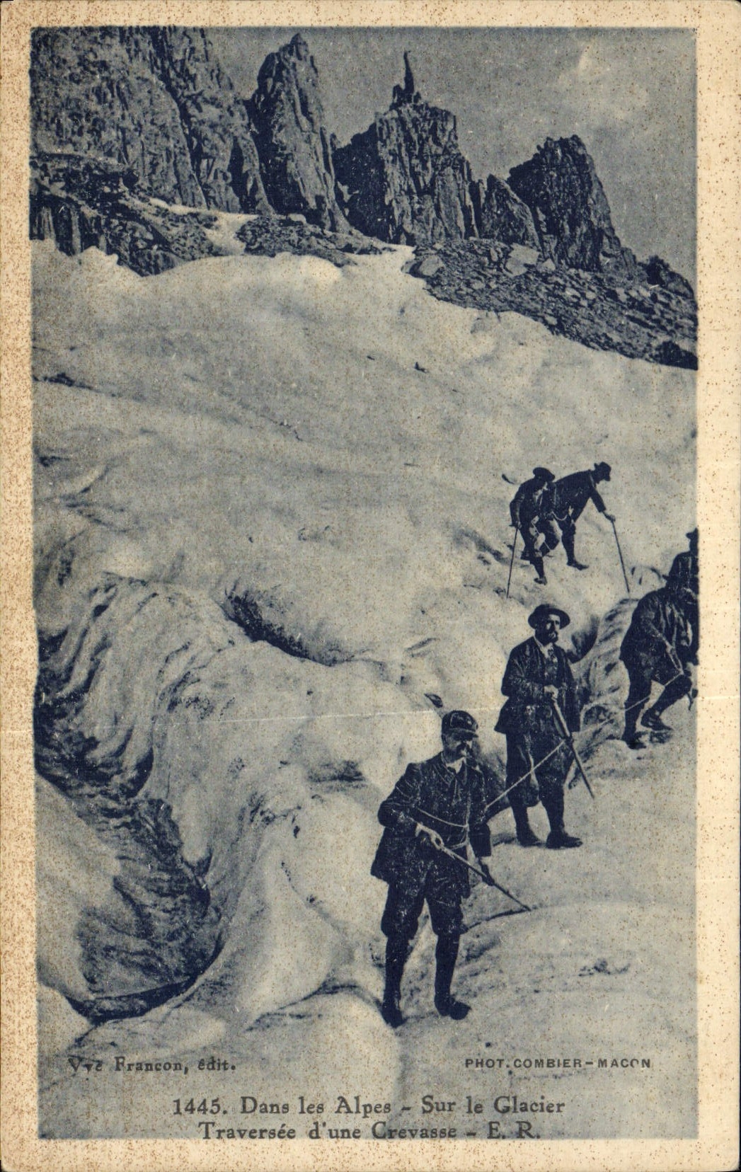CPA Dans Les Alpes Sur Le glacier Traversee d'une crevasse Militaria Alpinisme