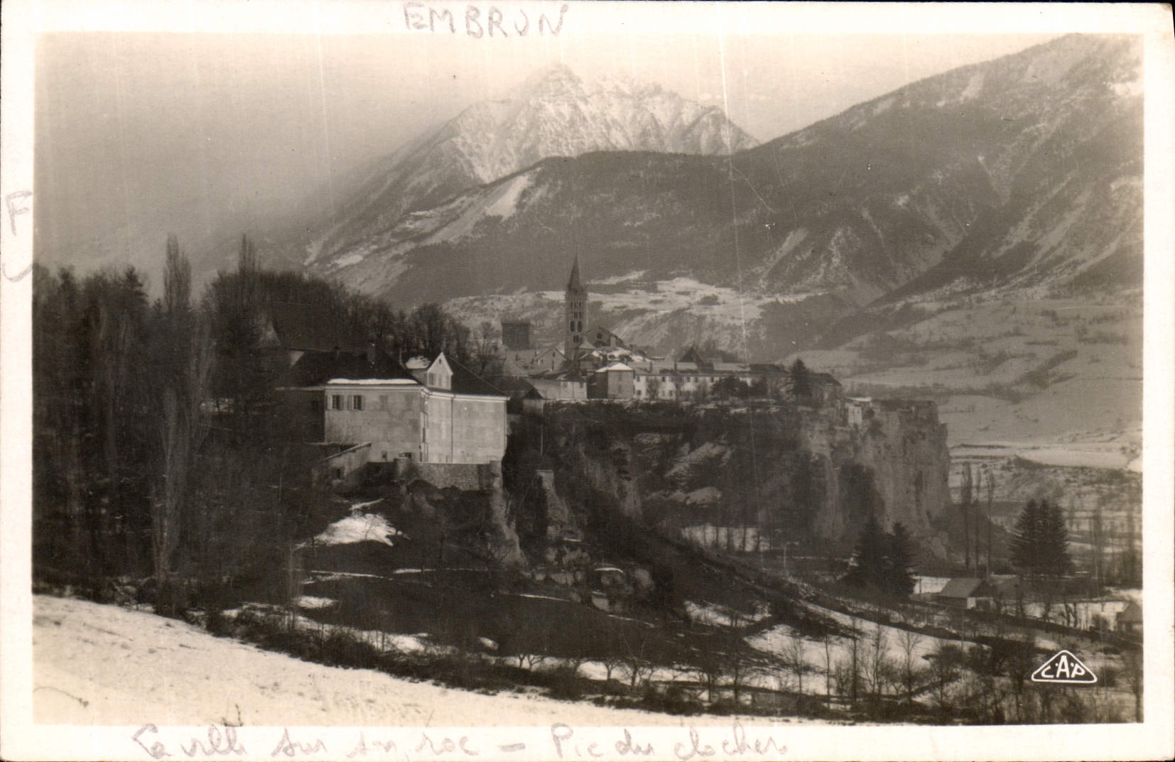 CPA Embrun La Ville sur son Roc Pic du Clocher