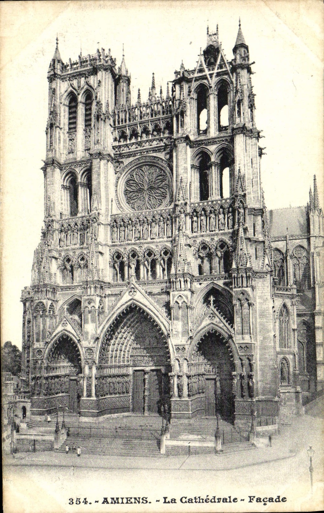 VINTAGE POSTCARD Amiens Cathedral Frontage
