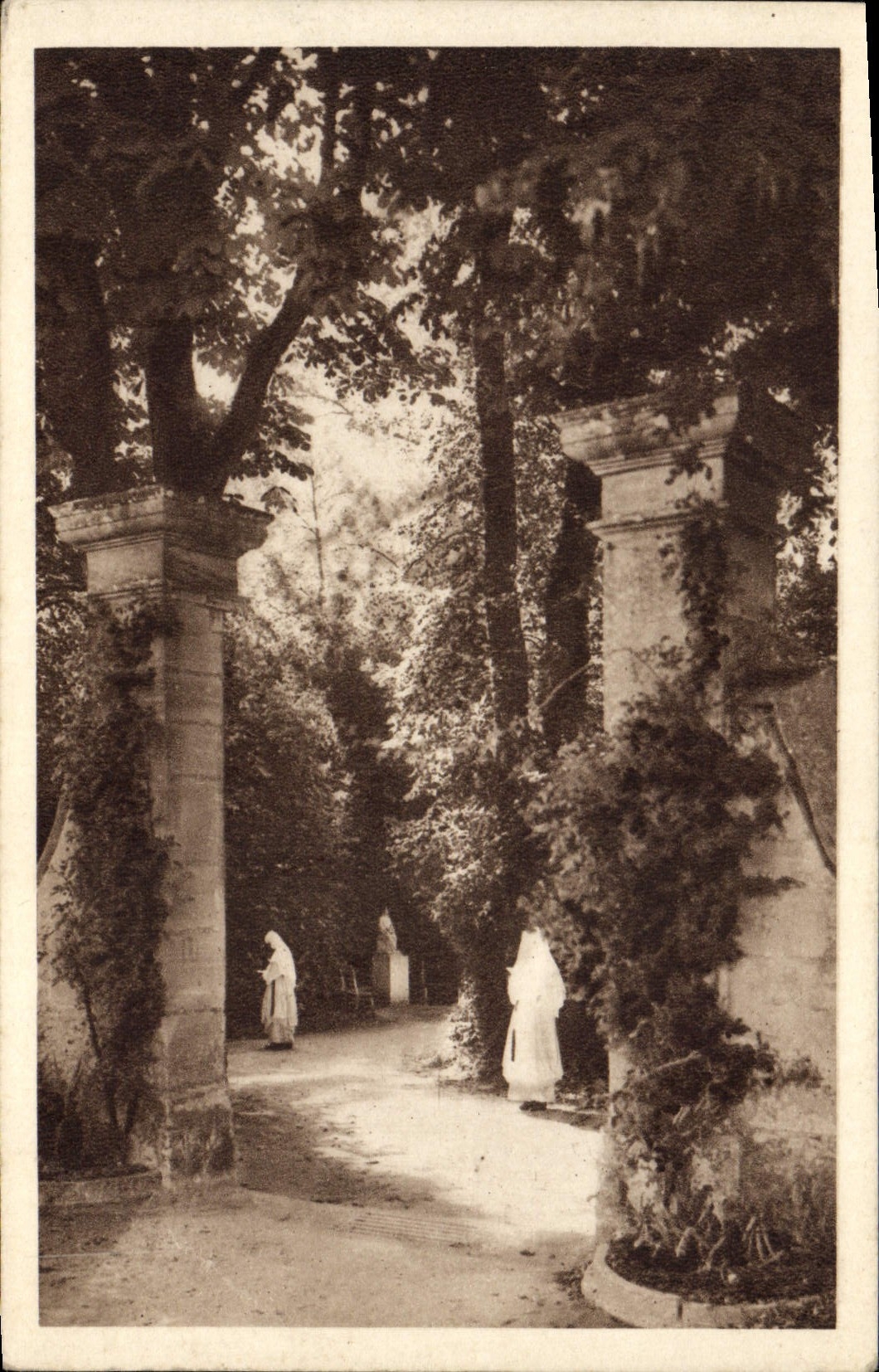 VINTAGE POSTCARD Delivrande the convent of the Faithful Virgin the Entry of the Park