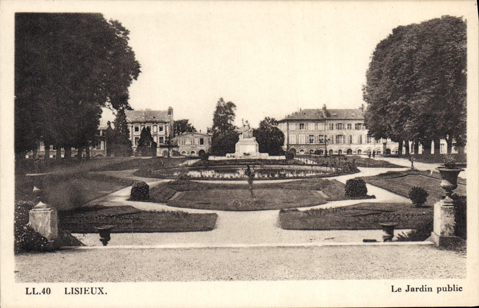 CPA Lisieux Le Jardin Public