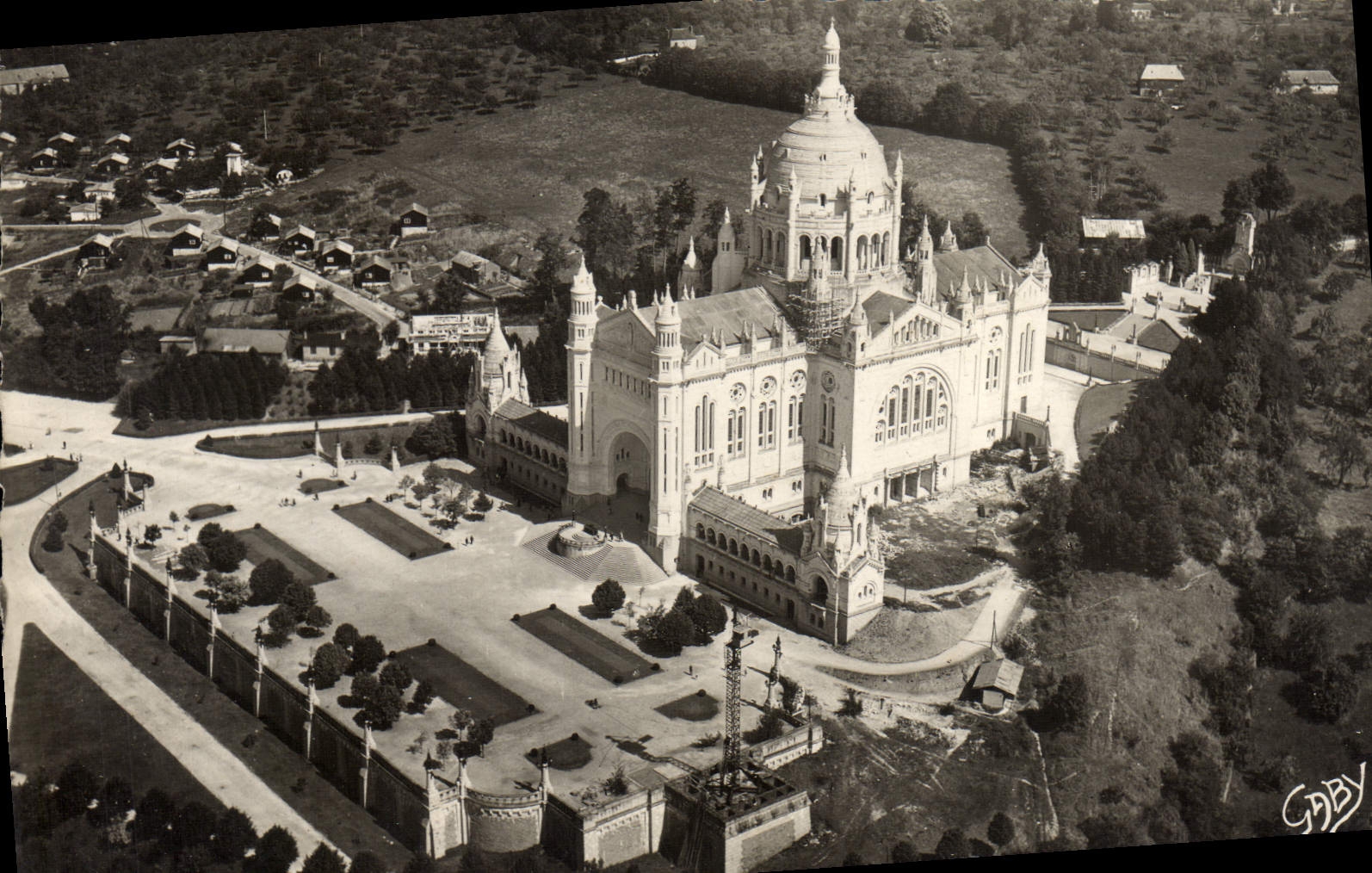 CPM Lisieux Vue de la Basilique