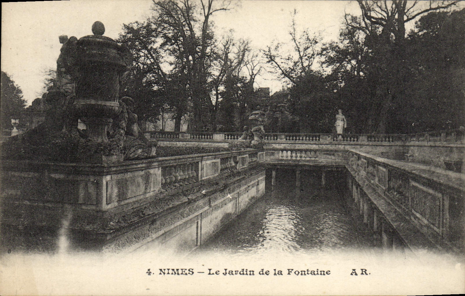 CPA Nimes Le Jardin de la Fontaine