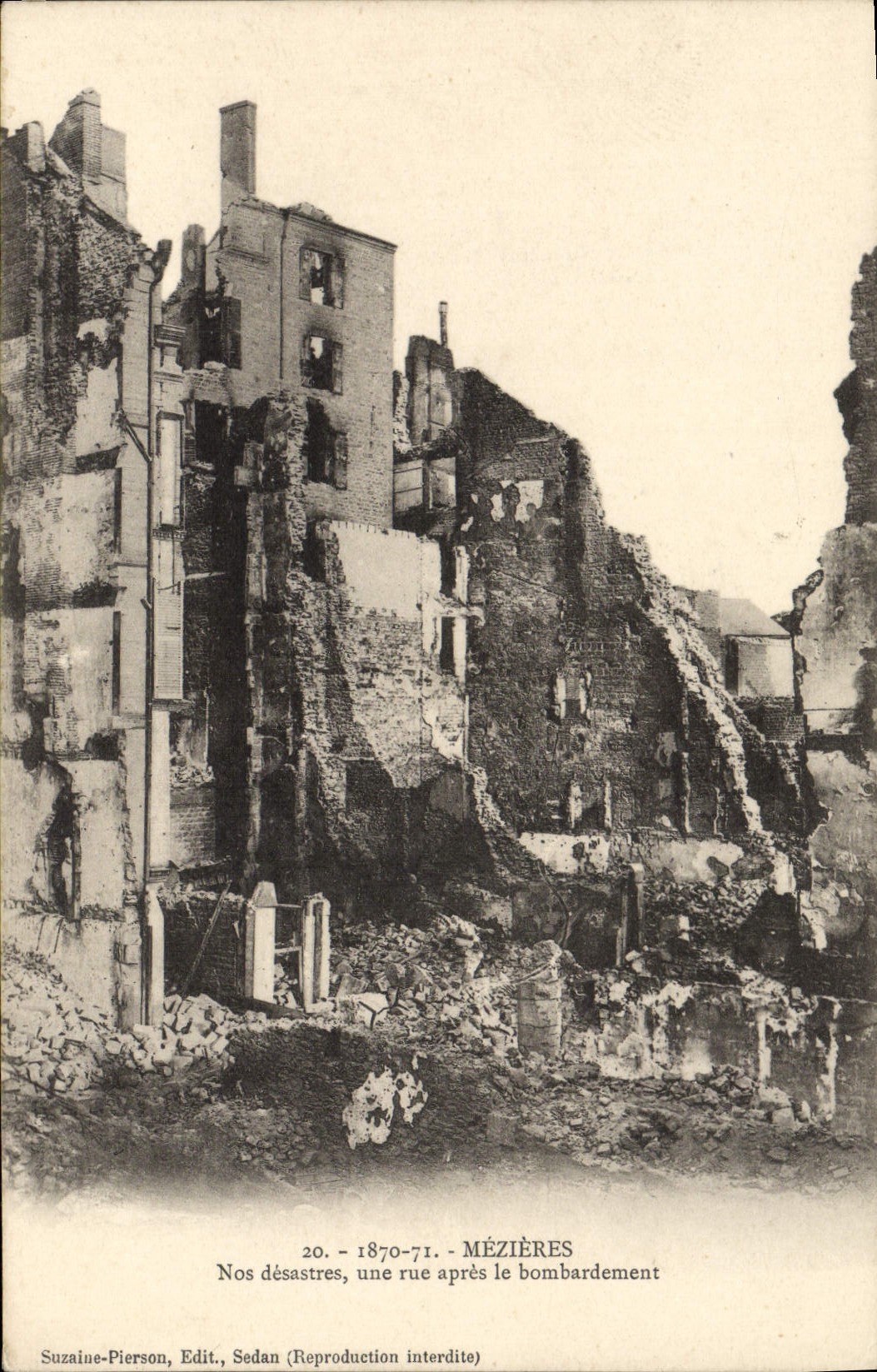 CPA Mezieres Nos desastres une rue Apres le Bombardement Militaria
