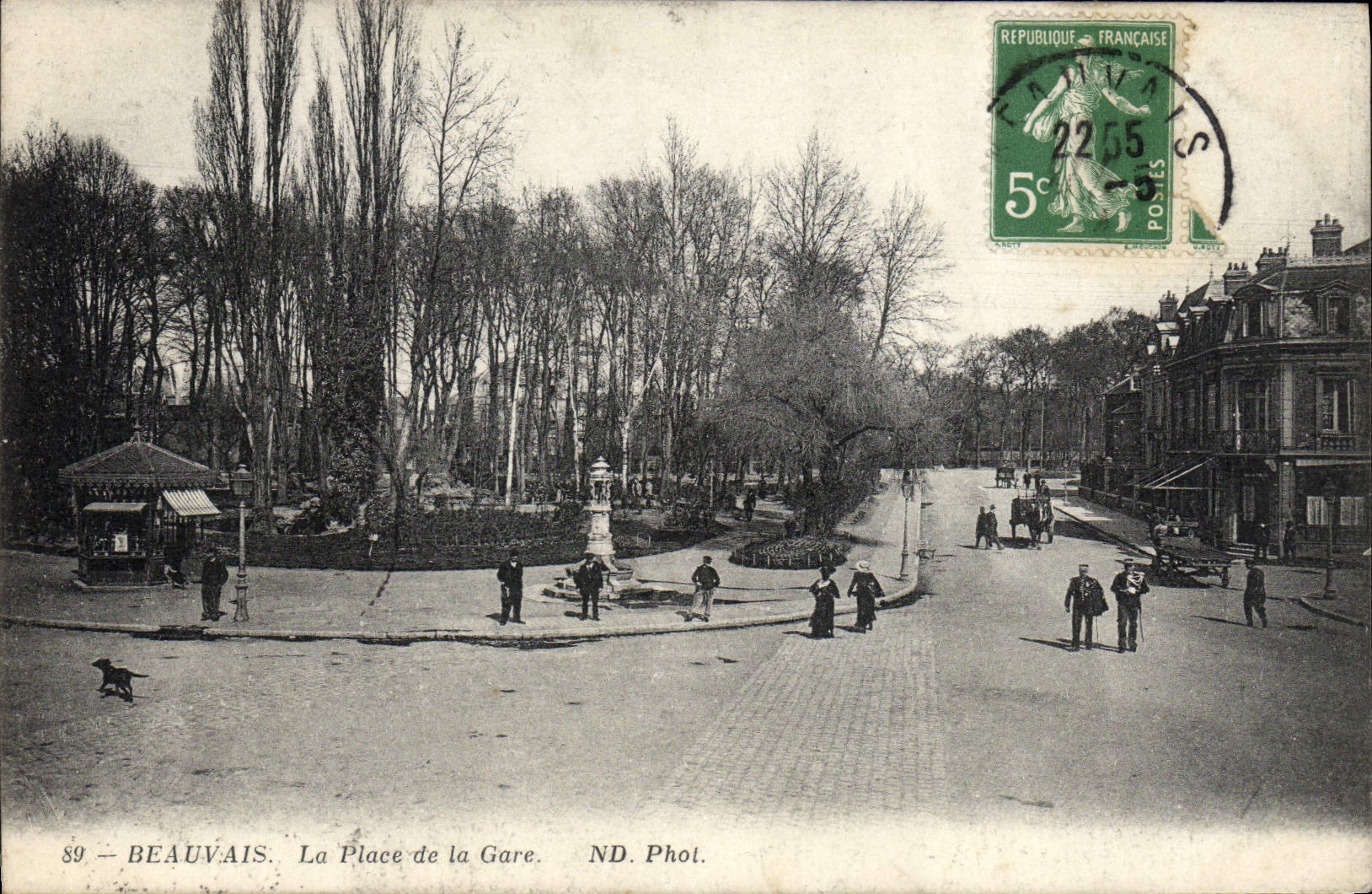 CPA Beauvais La Place de la Gare