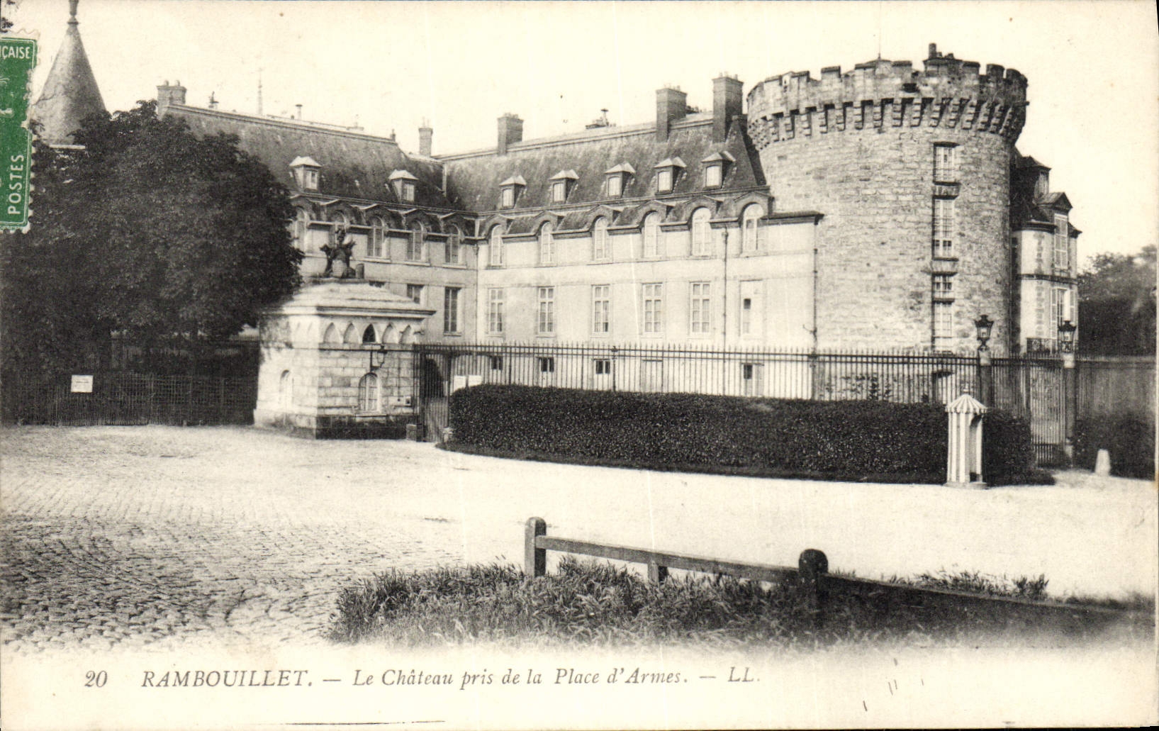 CPA Rambouillet Le Chateau Pris de la Place d'Armes