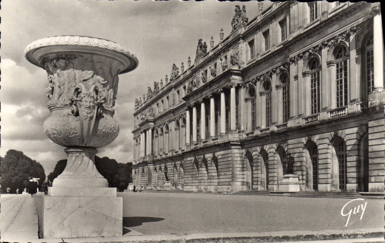 MODERN CARD Versailles And Its Wonders the castle frontage on the park vase of peace