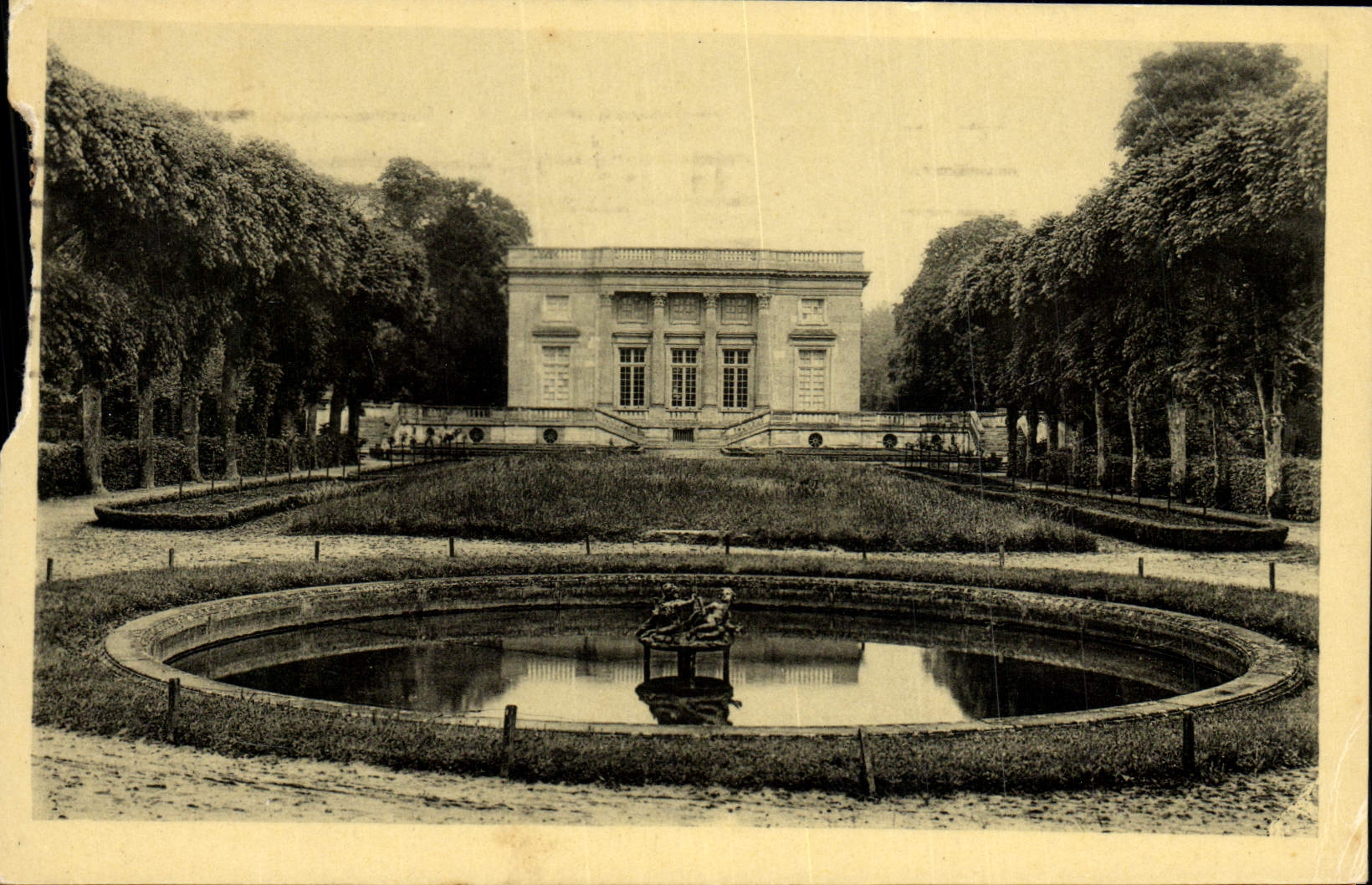 CPA Versailles Petit Trianon Facade sur les Jardins