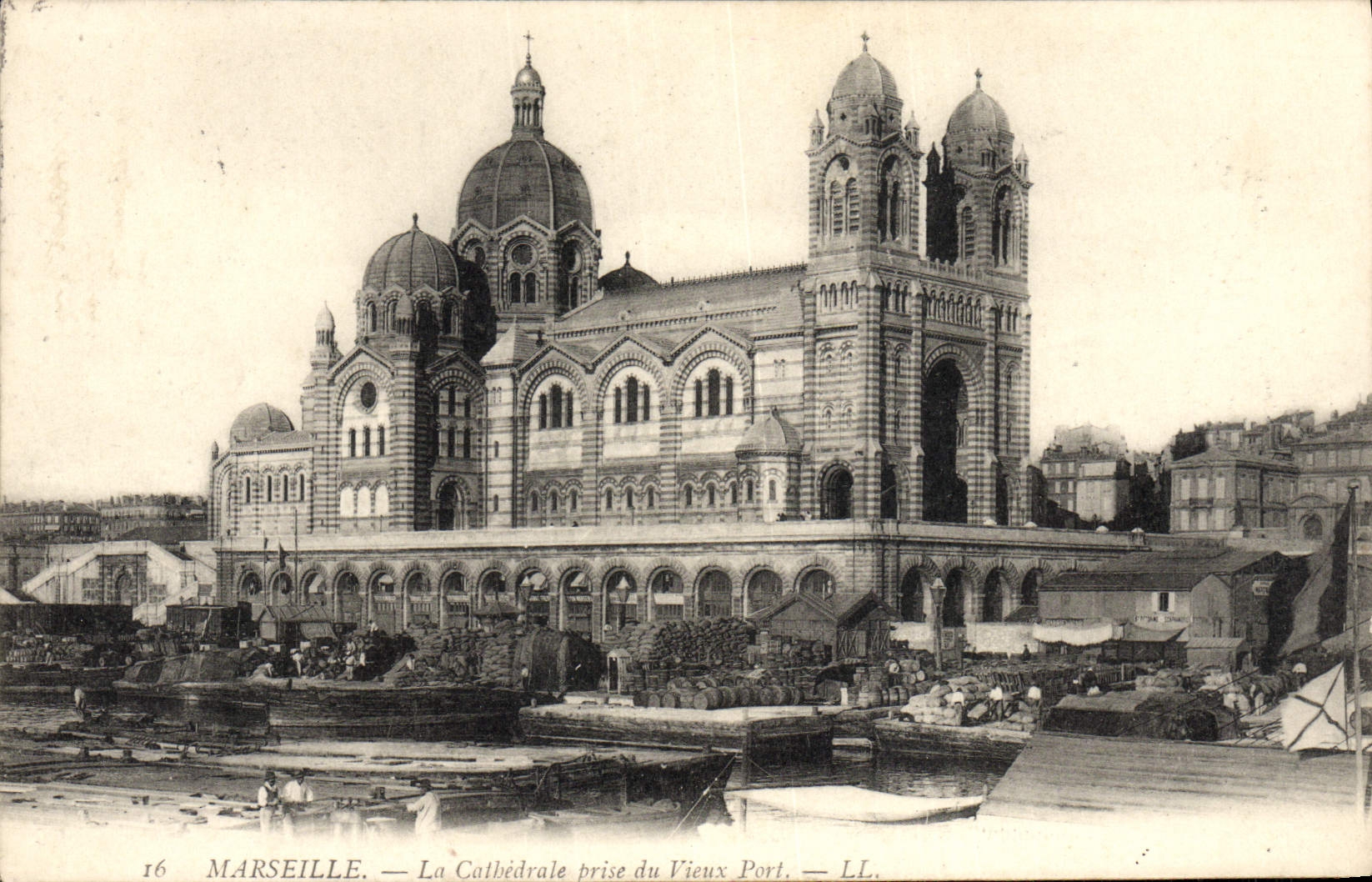 CPA Marseille La Cathedrale Prise du Vieux Port