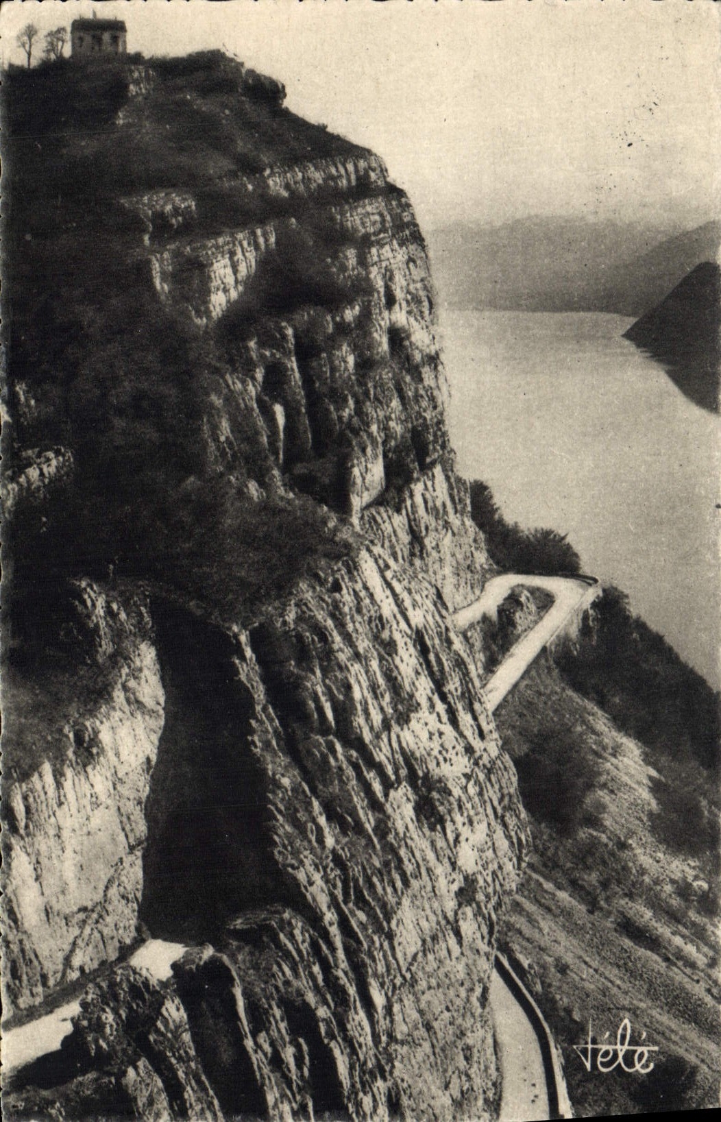 El hotel de Aix-les-Bains de la POSTAL de la VENDIMIA y la roca tiene Pic