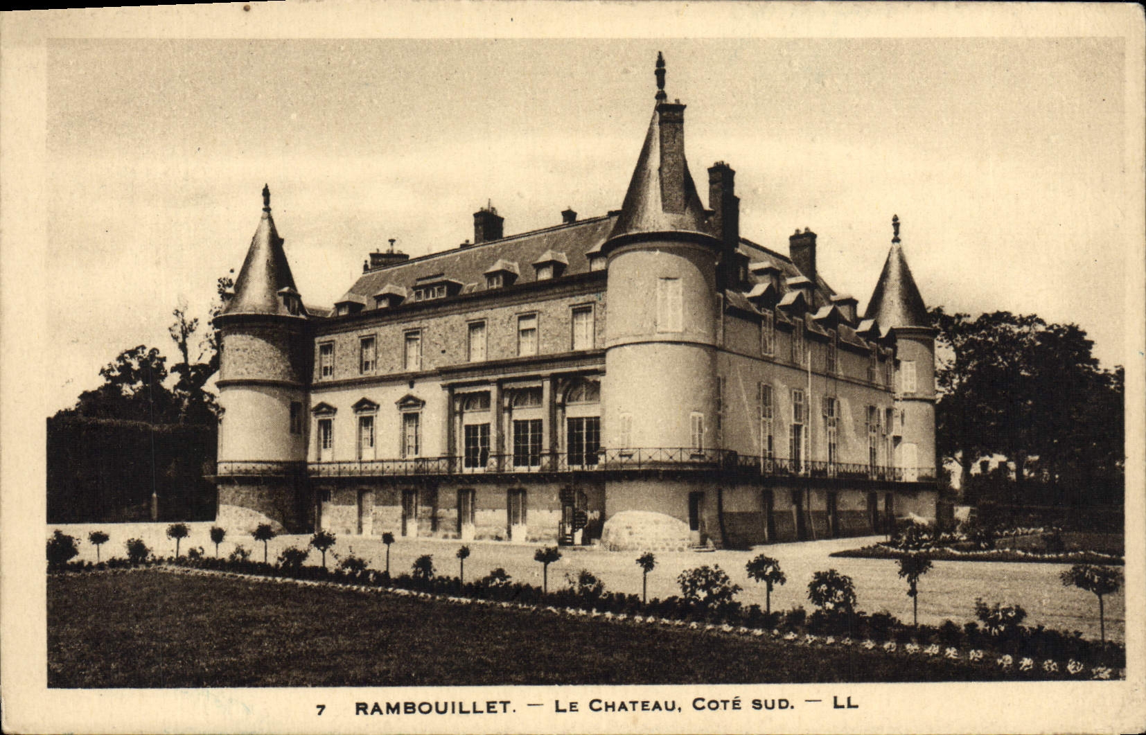 VINTAGE POSTCARD Rambouillet the castle Dimensions Sux