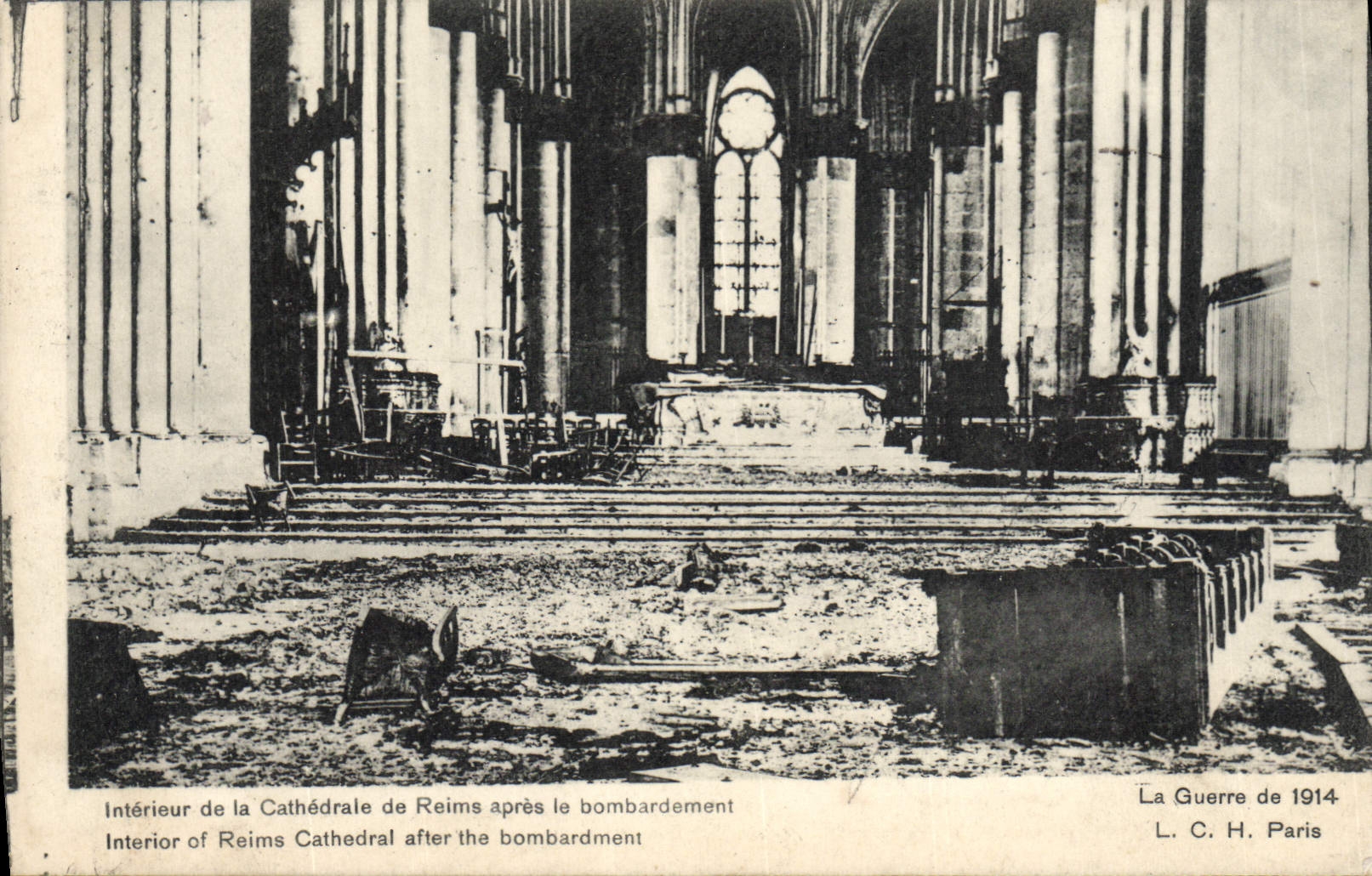CPA Interieur de la Cathedrale de Reims Apres le bombardement Militaria