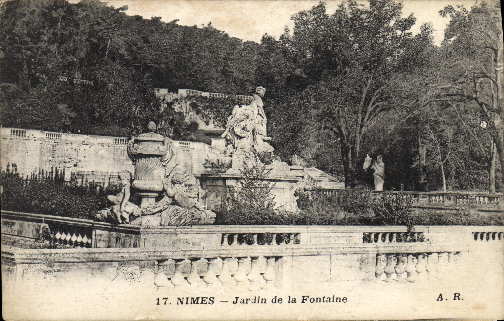 CPA Nimes Jardin de la Fontaine