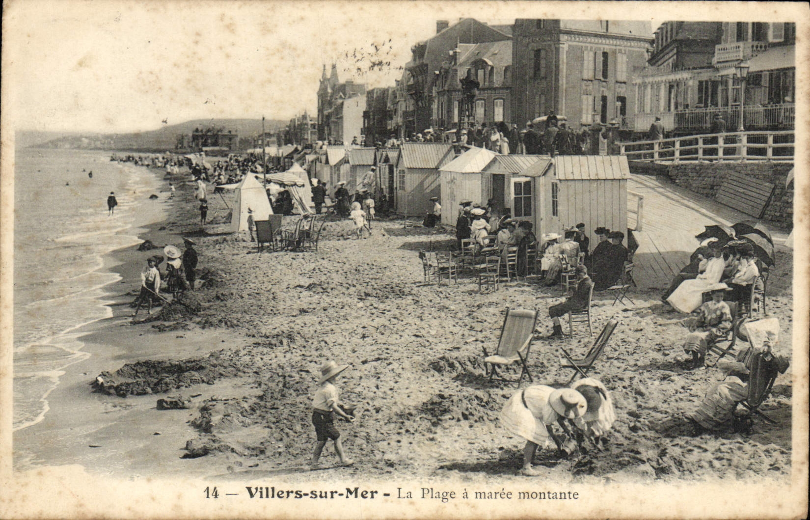 VINTAGE POSTCARD Villers on Mer the Beach has tide Montante Children