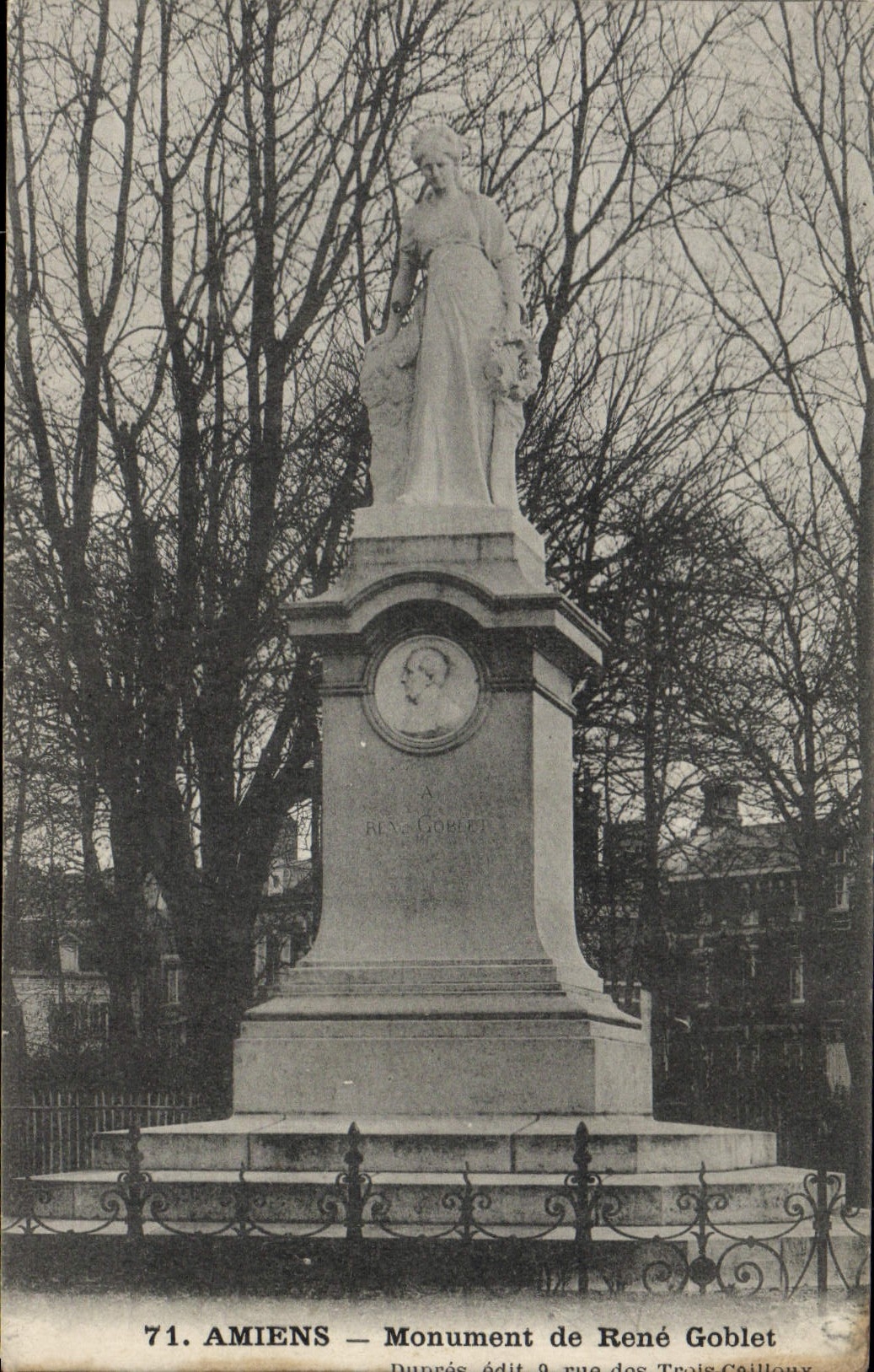CPA Amiens Monument de Rene Goblet