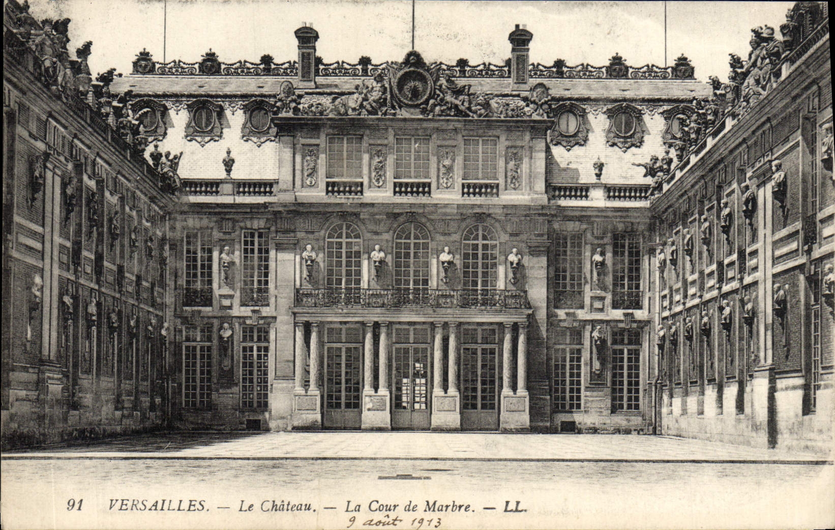 CPA Versailles Le Chateau La Cour de Marbre 