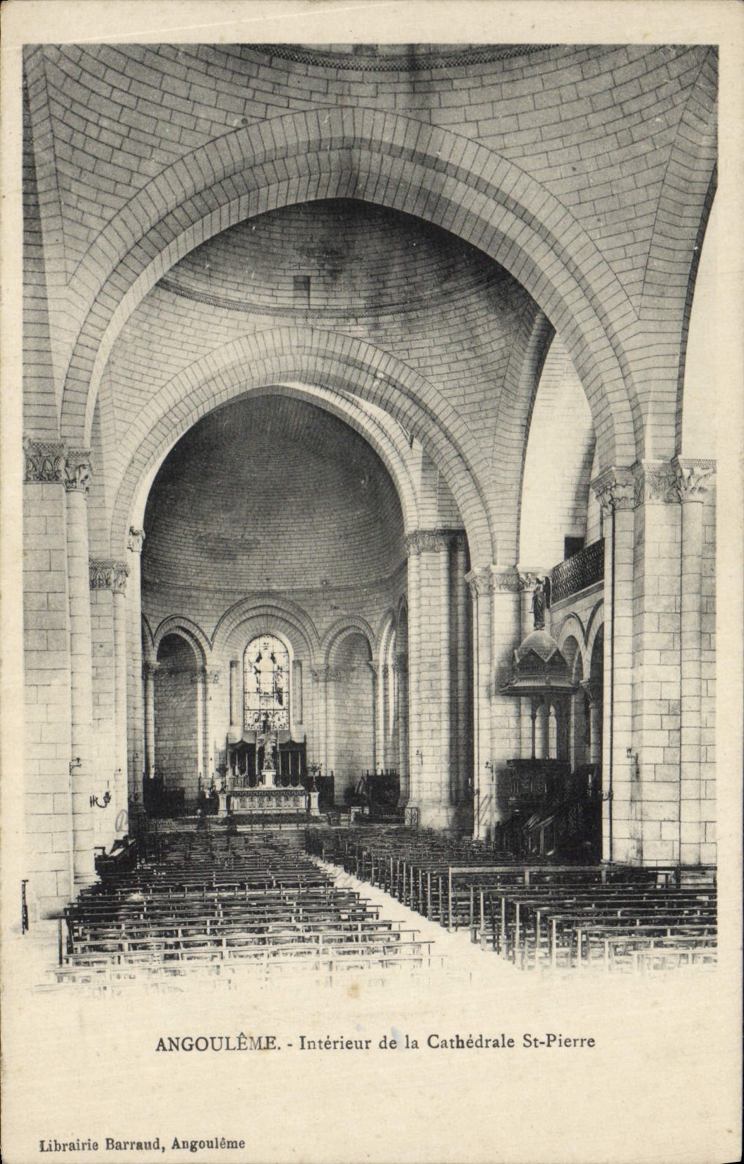 Interior de Angulema de la POSTAL de la VENDIMIA del St Pedro de la catedral