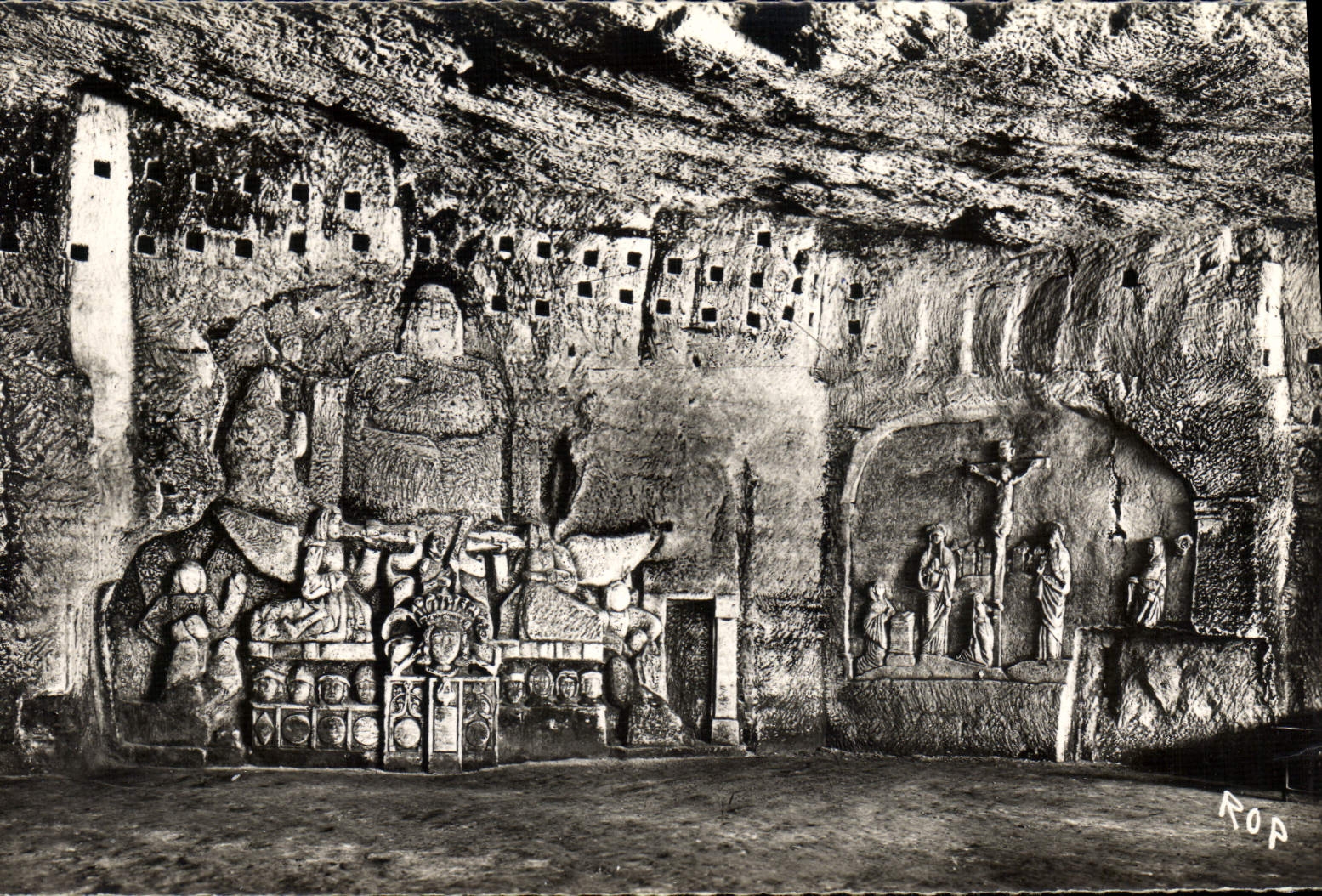 CPM Brantome en Perigord Interieur des Grottes Bas Relief