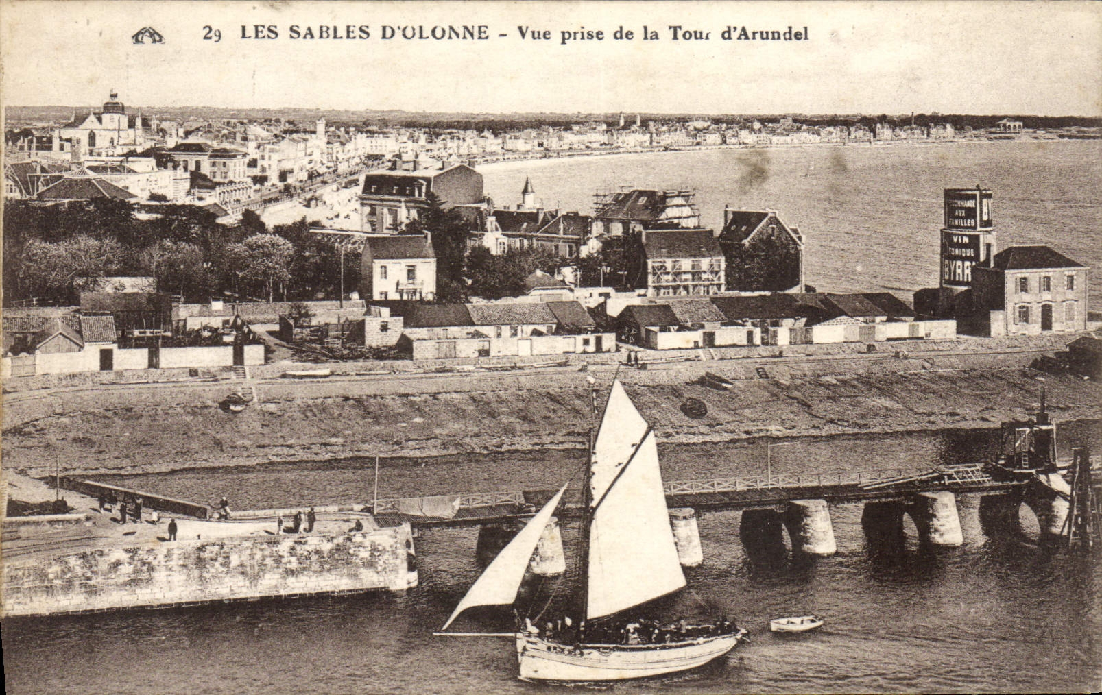 CPA Les Sables D'Olonne Vue prise de la Tour d'Arundel Bateau