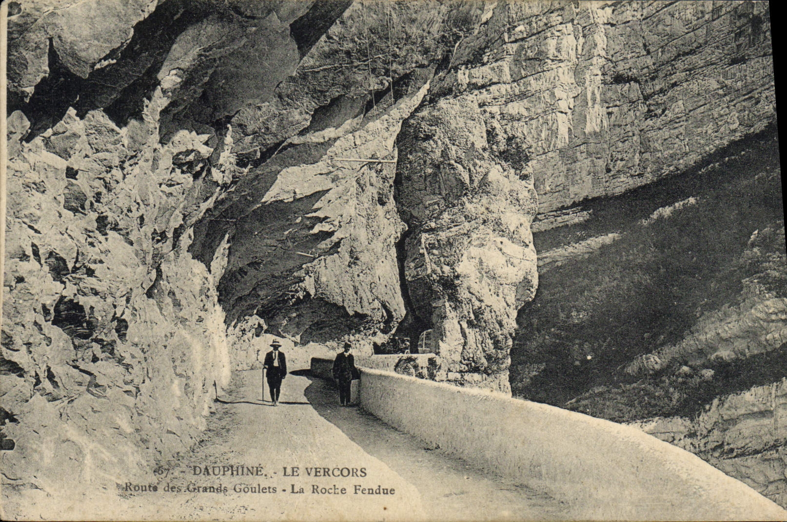 El camino de Dauphine Vercors de la POSTAL de la VENDIMIA del gran estrecho parte la roca de la fractura
