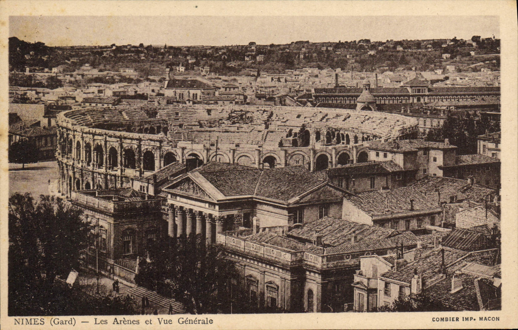CPA Nimes Les arenes et vue Generale 