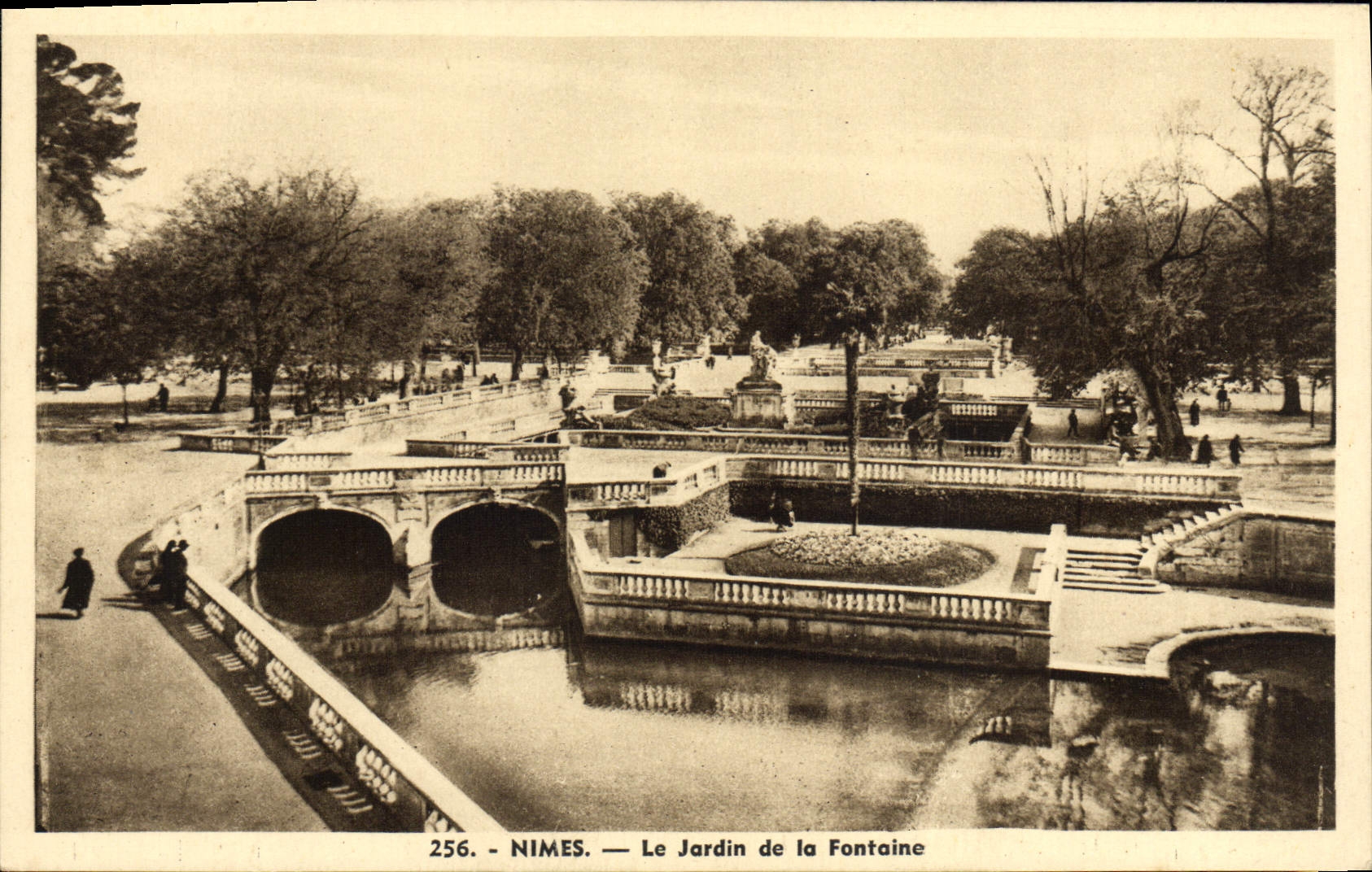CPA Nimes Le Jardin de la Fontaine 