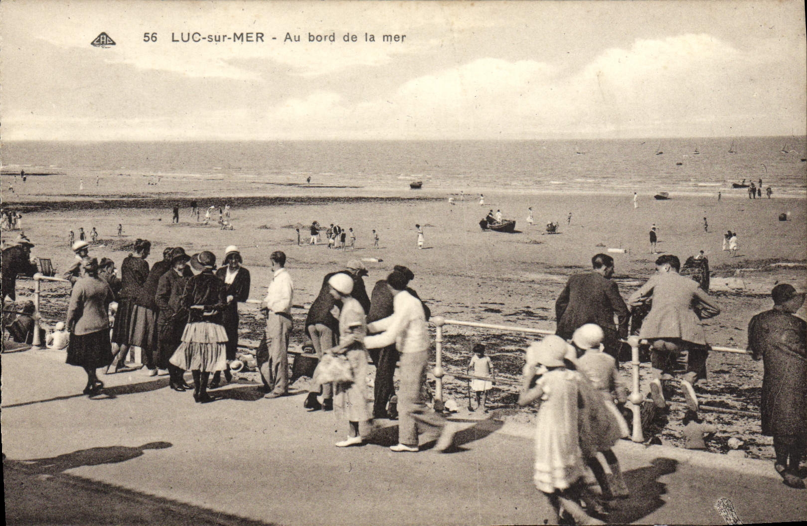 CPA Luc sur Mer Au Bord de la mer 