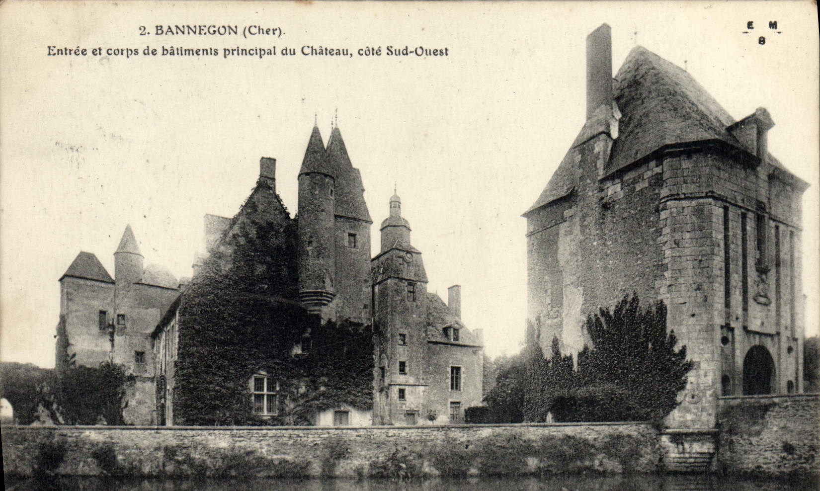VINTAGE POSTCARD Bannegon Entered and principal body of buildings of the castle