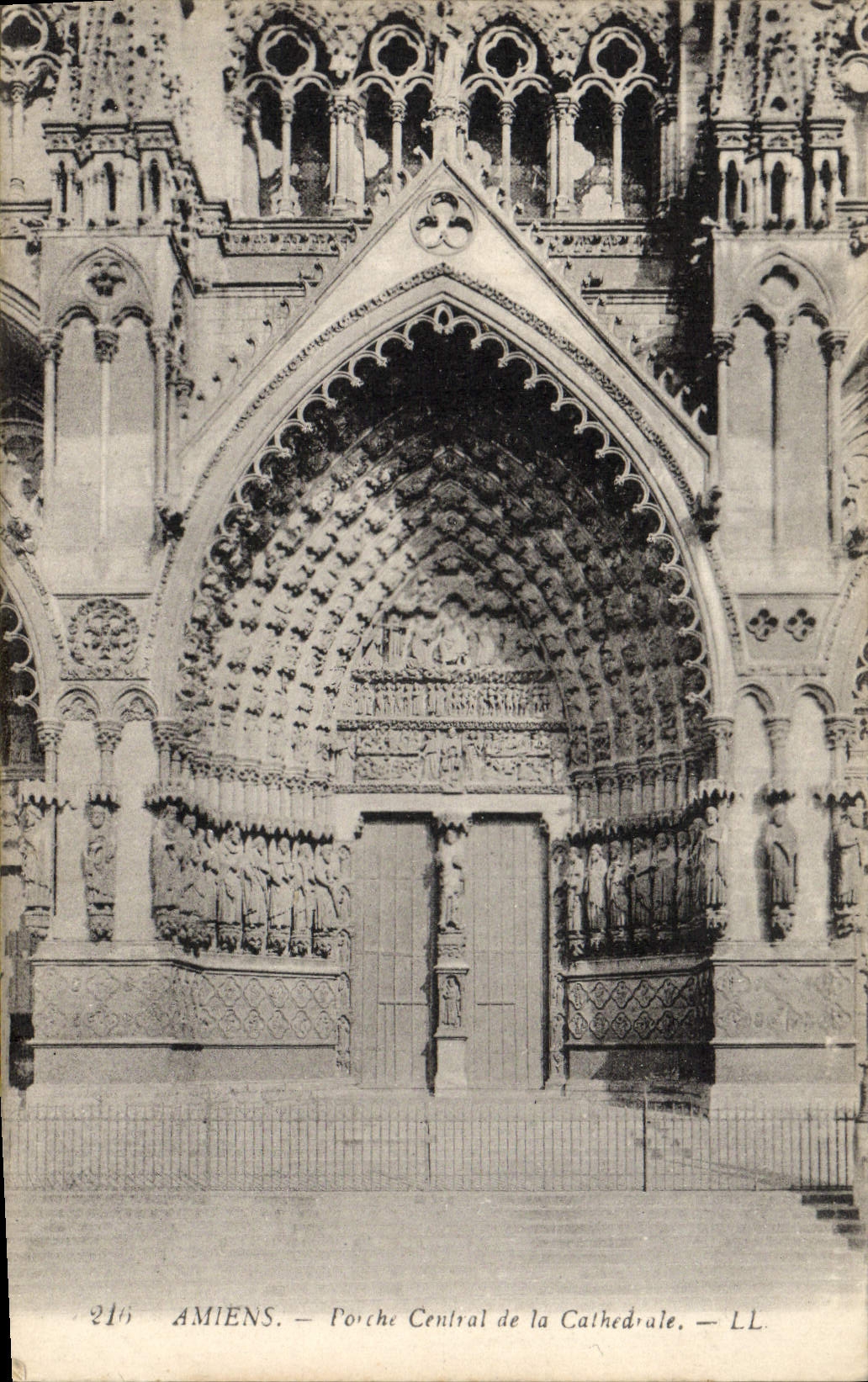 VINTAGE POSTCARD Amiens central Porch of the cathedral
