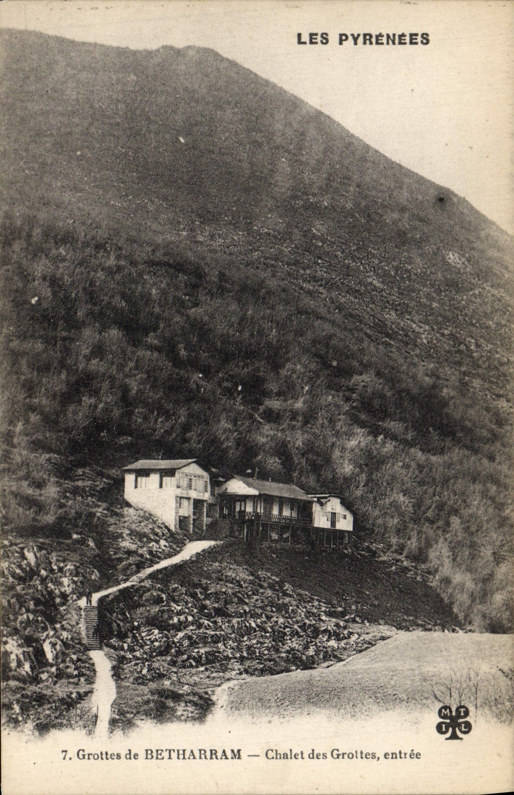 VINTAGE POSTCARD Caves of Betharram Country cottage of the Caves entered