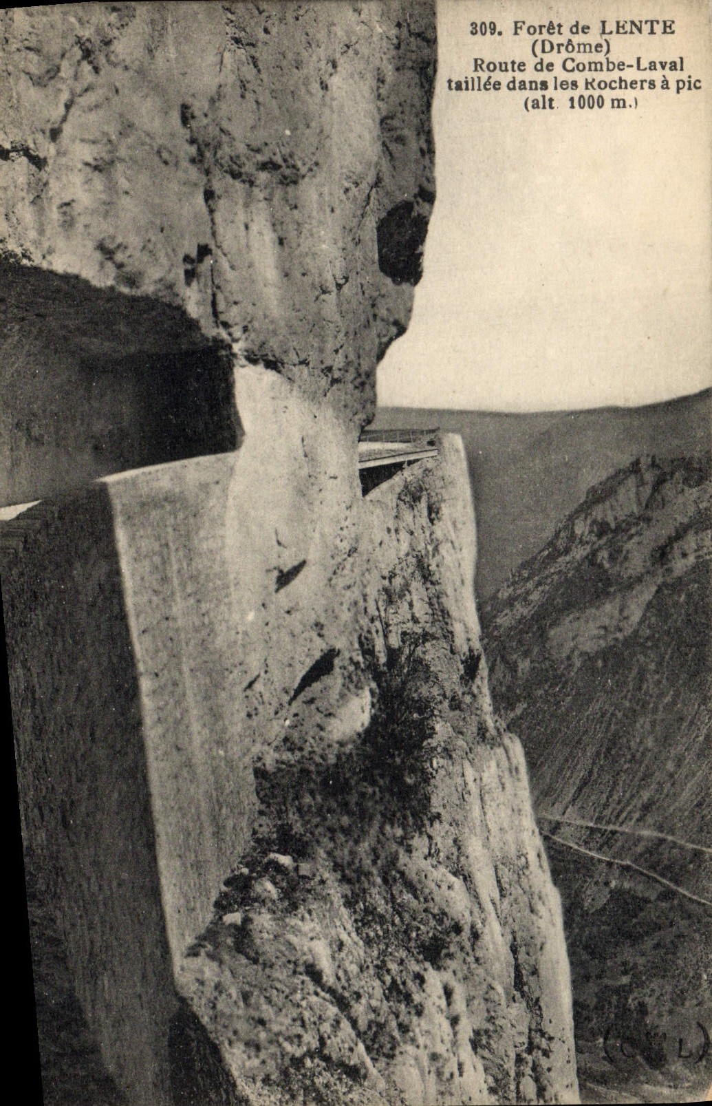 La POSTAL Foret de la VENDIMIA del camino lento del taillee de Combe Laval en las rocas tiene pico