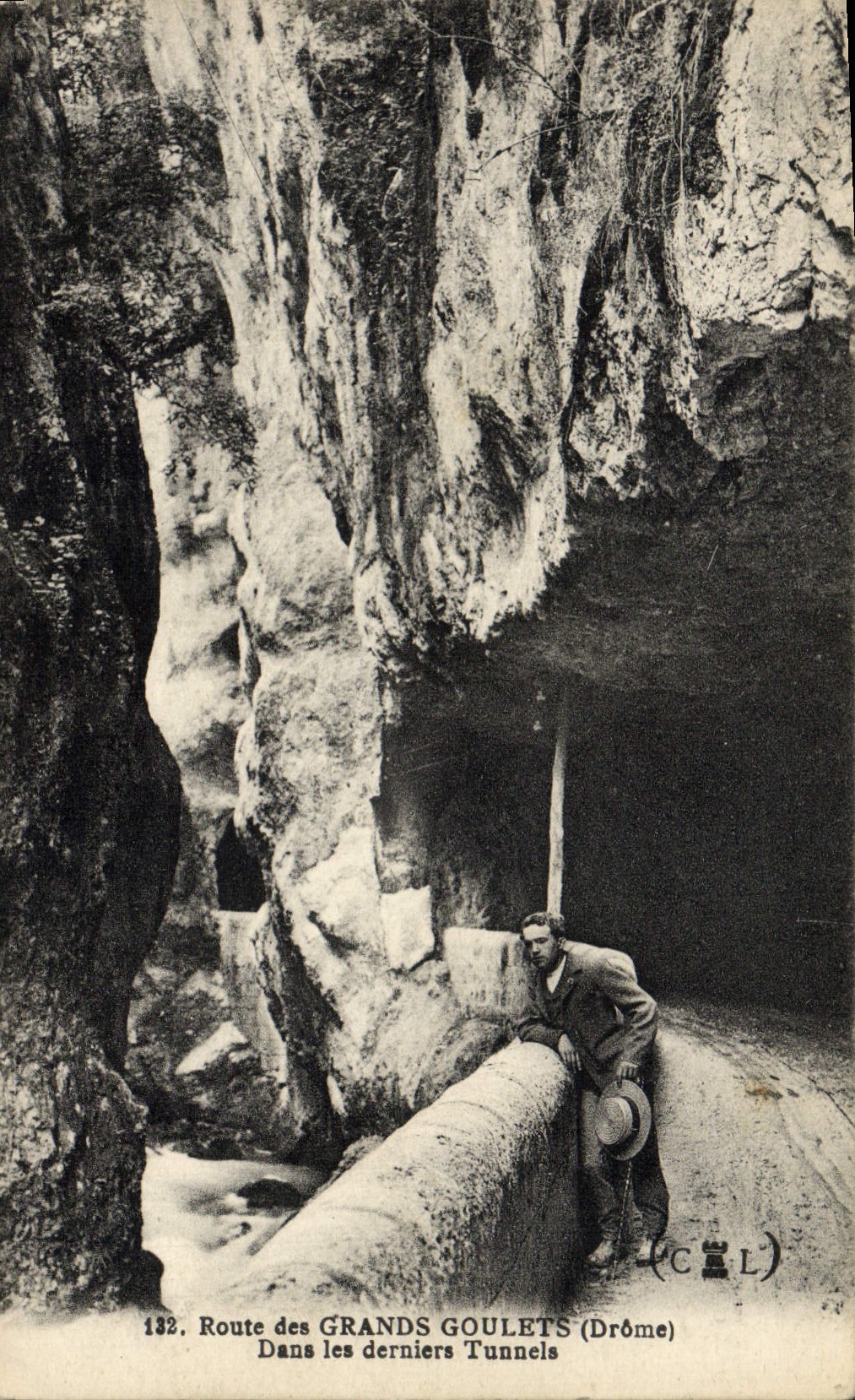 VINTAGE POSTCARD Road of the Great Narrow parts In the last Tunnels