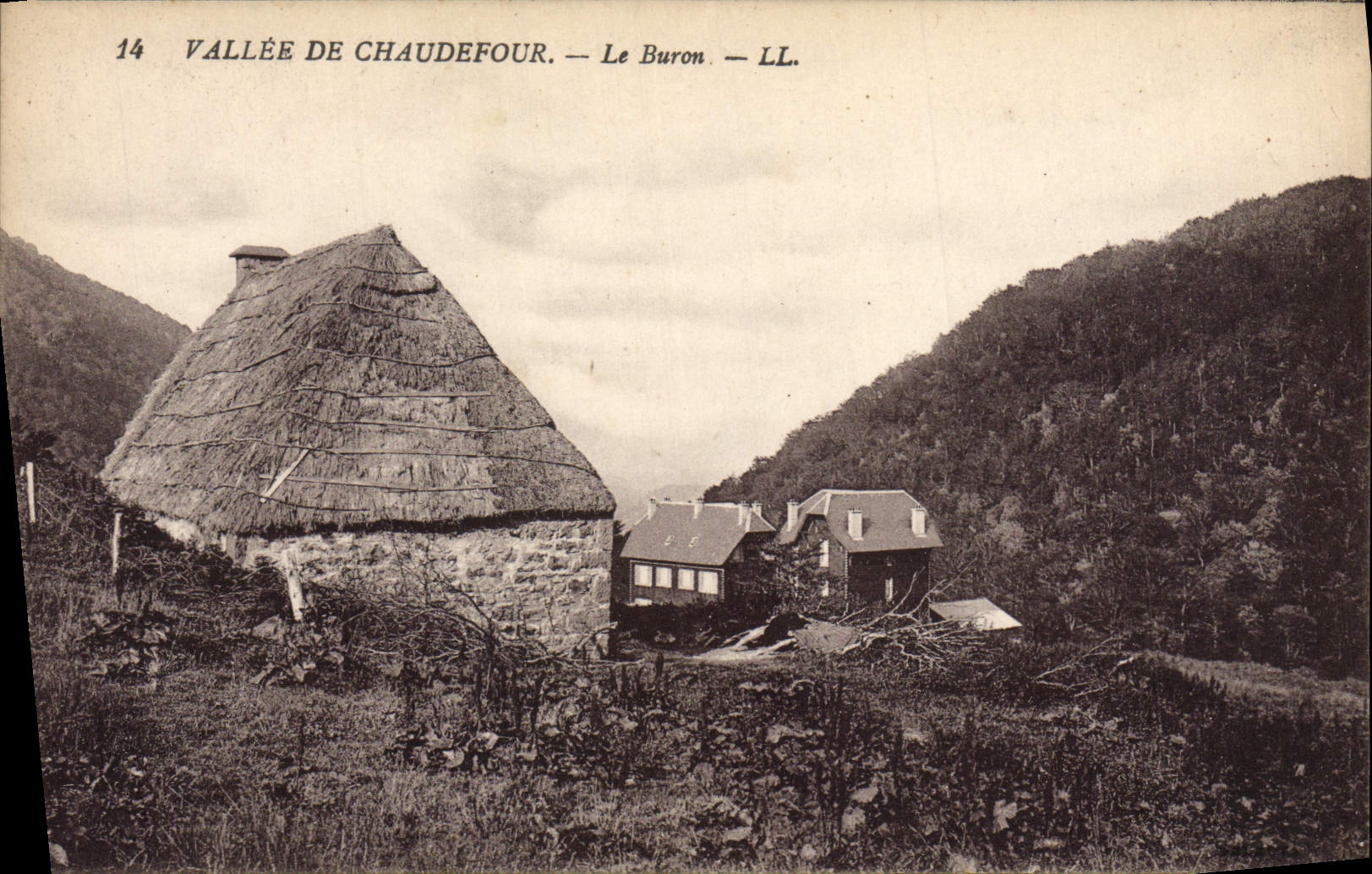 VINTAGE POSTCARD Valle de Chaudefour Buron