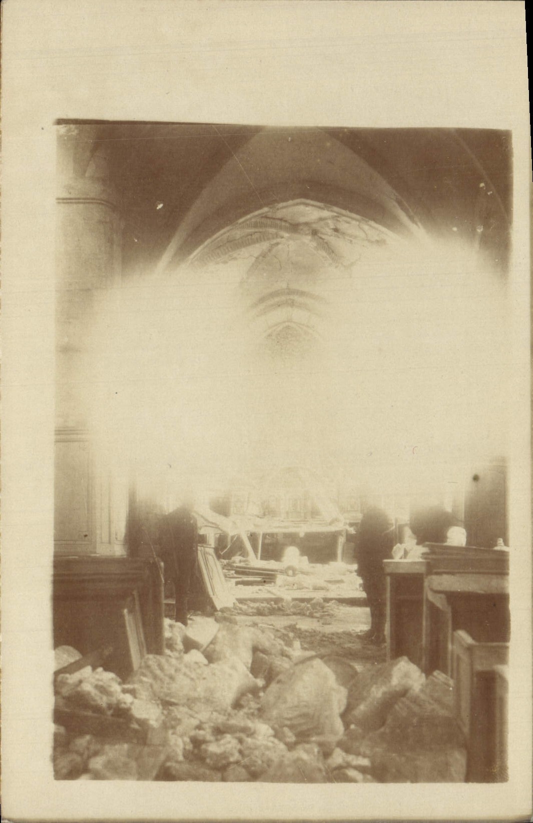 CARTE PHOTO Eglise bombardee Militaria