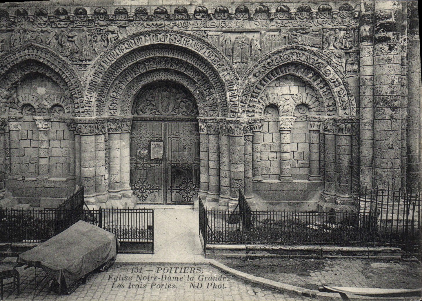 CPA Poitiers Eglise Notre Dame la Grande Les trois portes