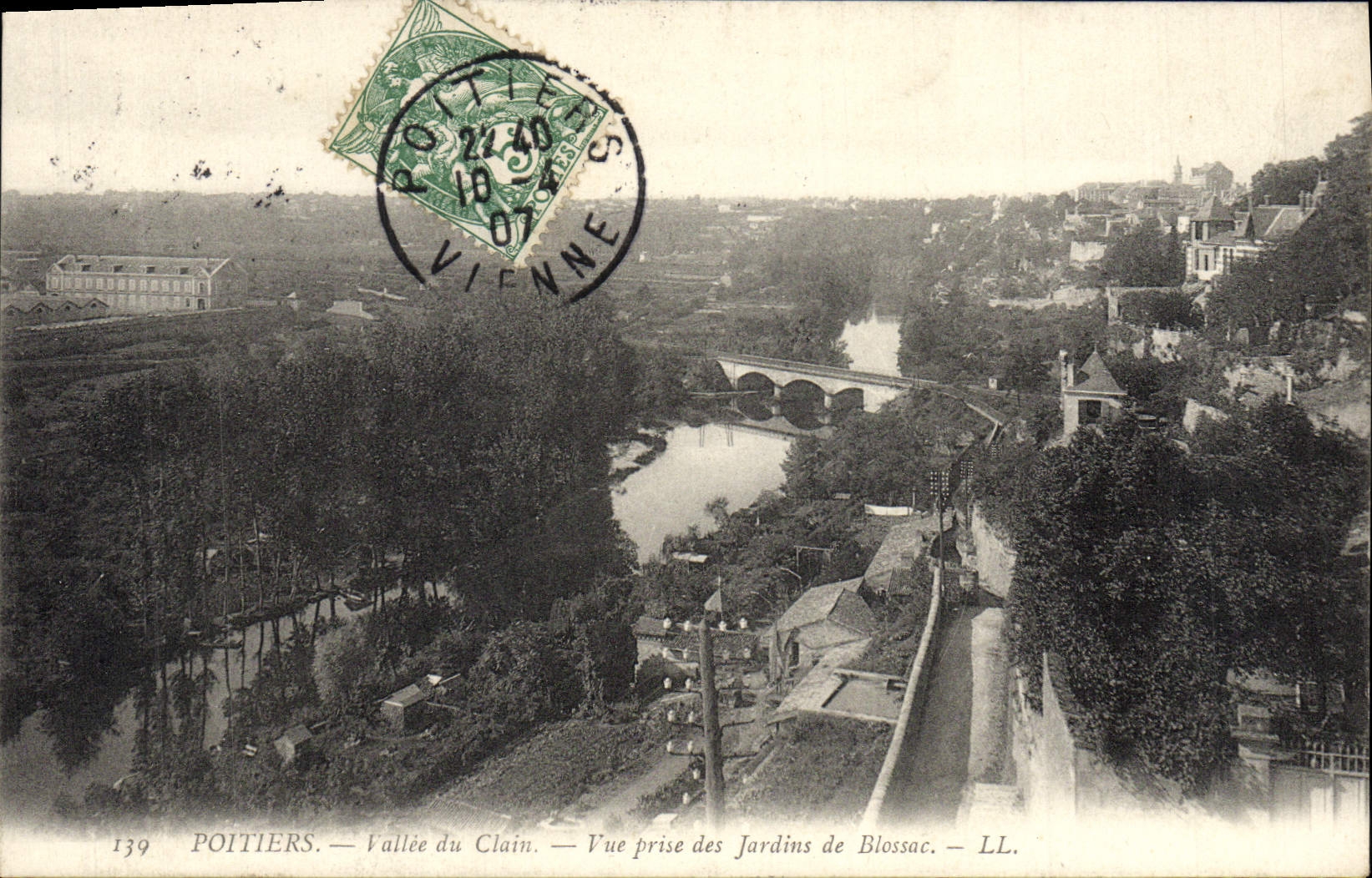 CPA Poitiers Vallee du Clain Vue prise des jardins de Blossac