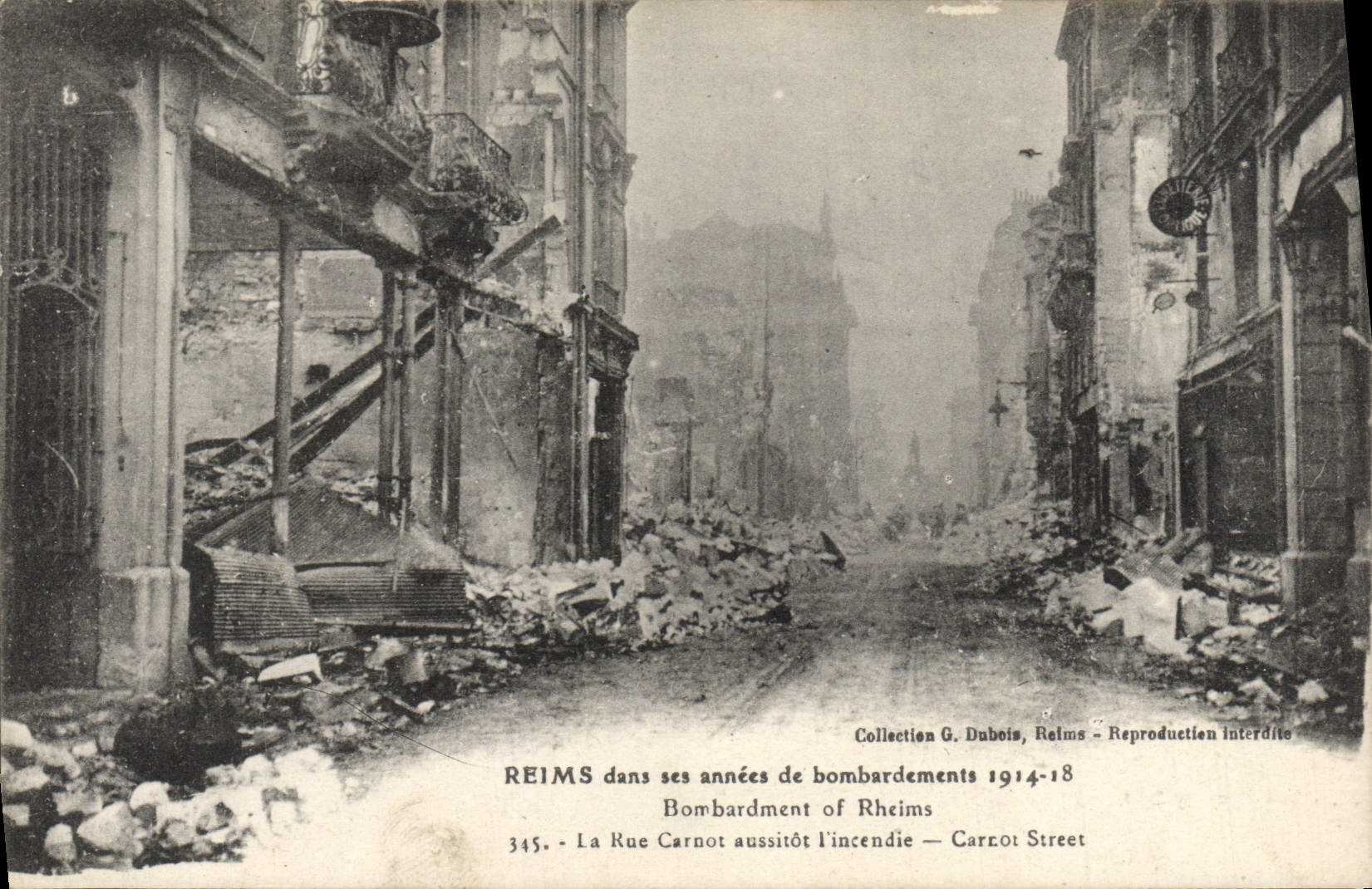 CPA Reims Dans Ses Annees de Bombardements La rue Carnot aussitot l'incendie Militaria