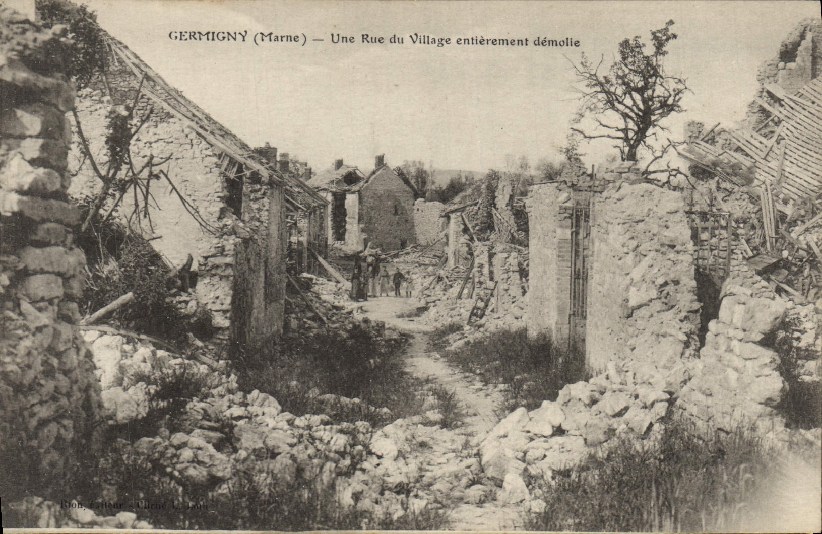CPA Germigny Une Rue du Village Militaria