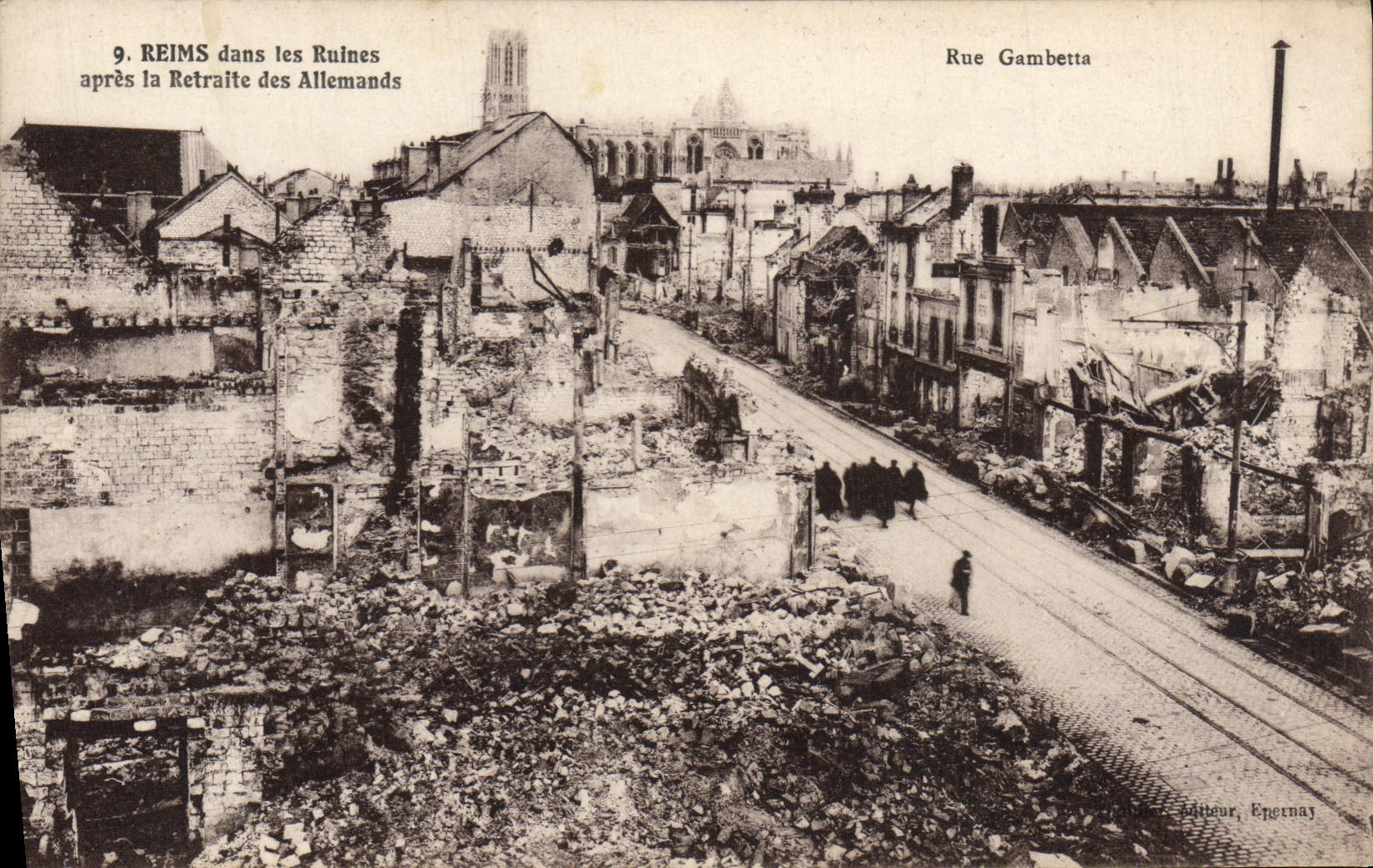 CPA Reims Dans les Ruines Apres la Retraite des Allemands Militaria