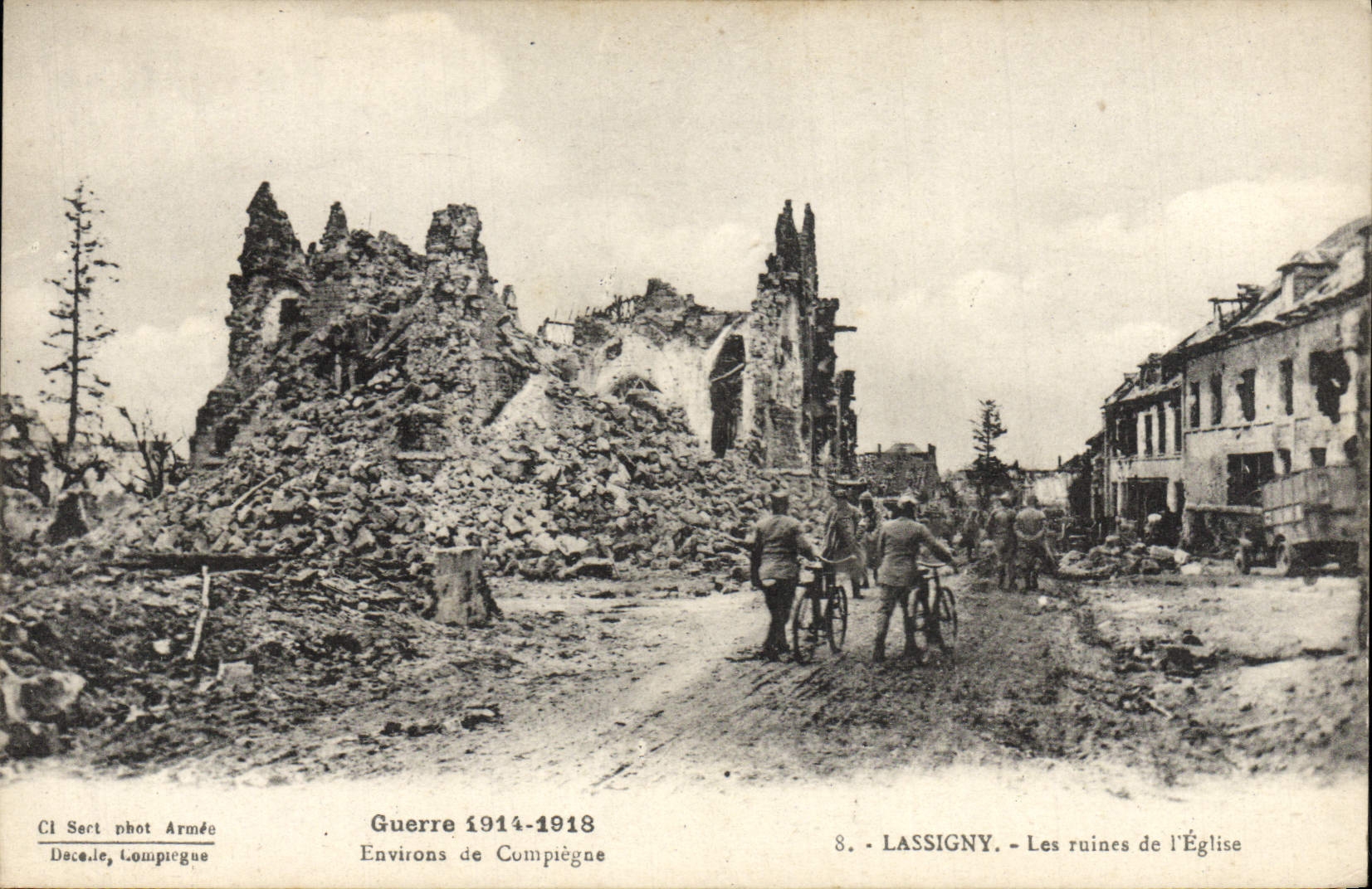 CPA Lassigny Les Ruines de L'Eglise Militaria