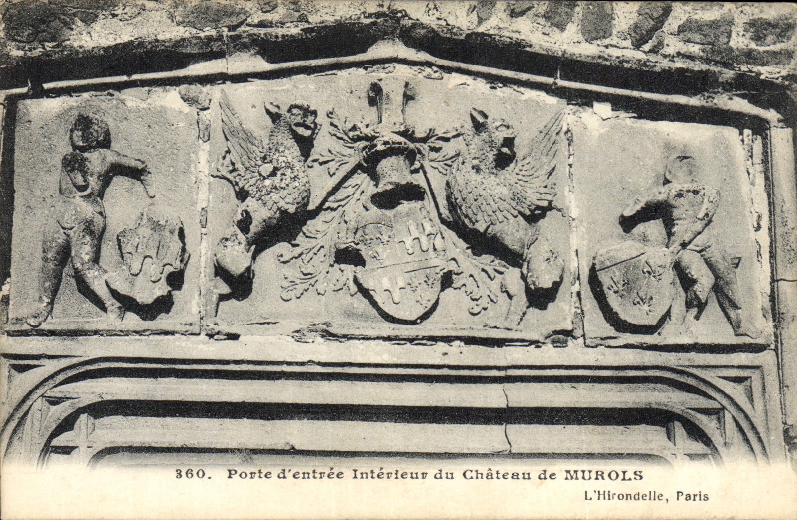 Interior de la puerta principal de Murols de la POSTAL de la VENDIMIA del águila del castillo