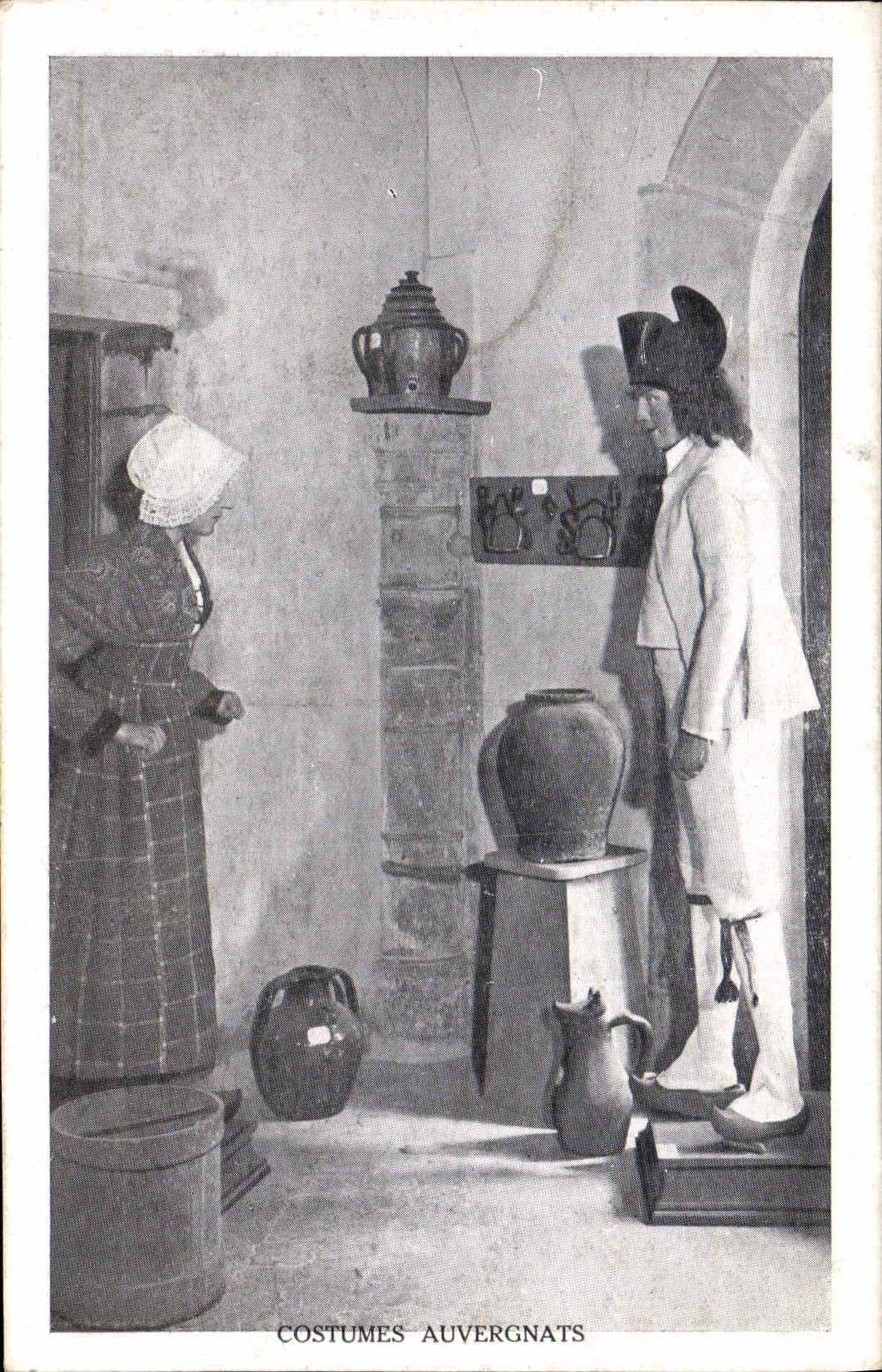 VINTAGE POSTCARD Costumes Auvergnats Auvergne Folklore