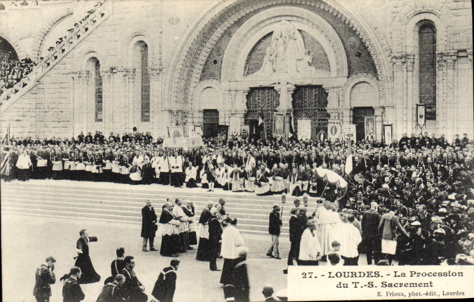 VINTAGE POSTCARD Heavy the Procession of Ts Sacrement
