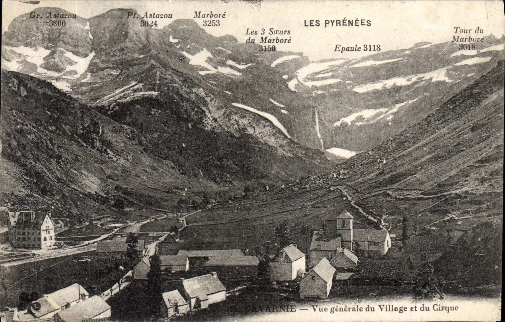 CPA Gavarnie Vue Generale du Village et du Cirque