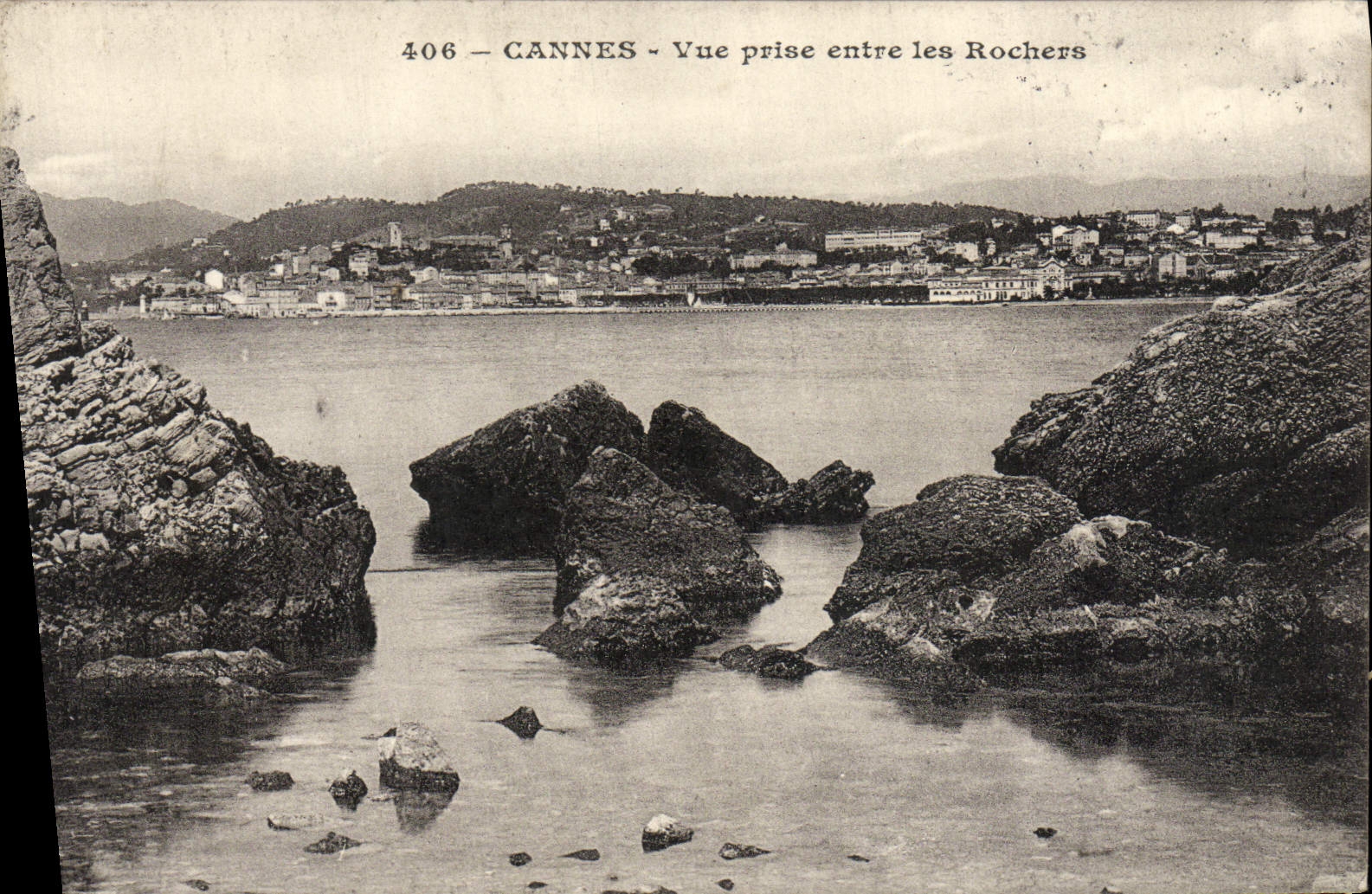 CPA Cannes Vue Prise entre les Rochers