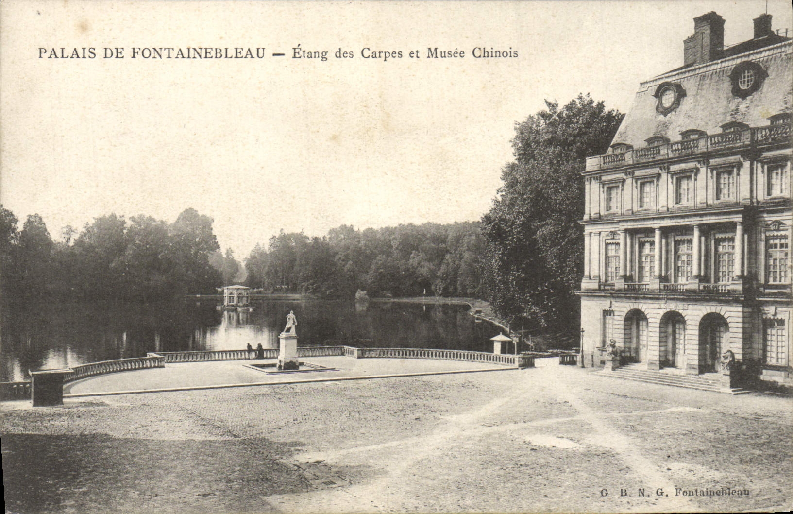 CPA Palais de Fontainebleau Etang des Carpes et Musee Chinois