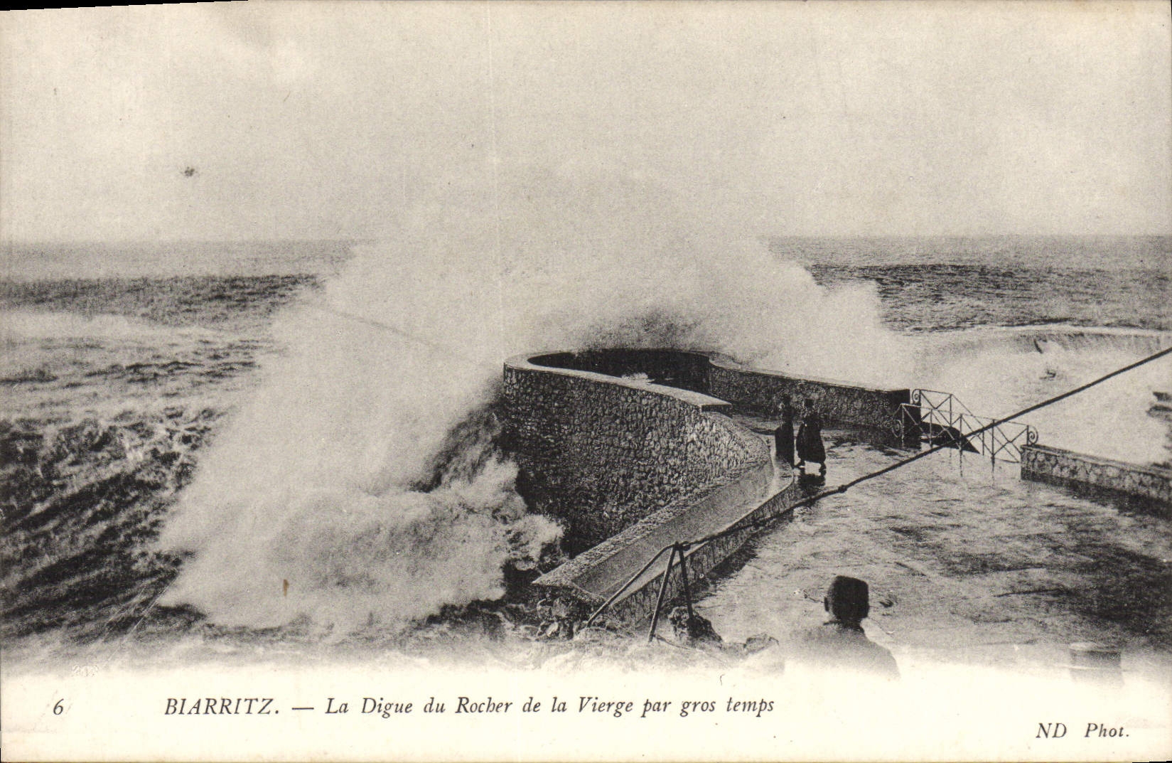 CPA Biarritz La Digue du Rocher de la Vierge par Gros Temps