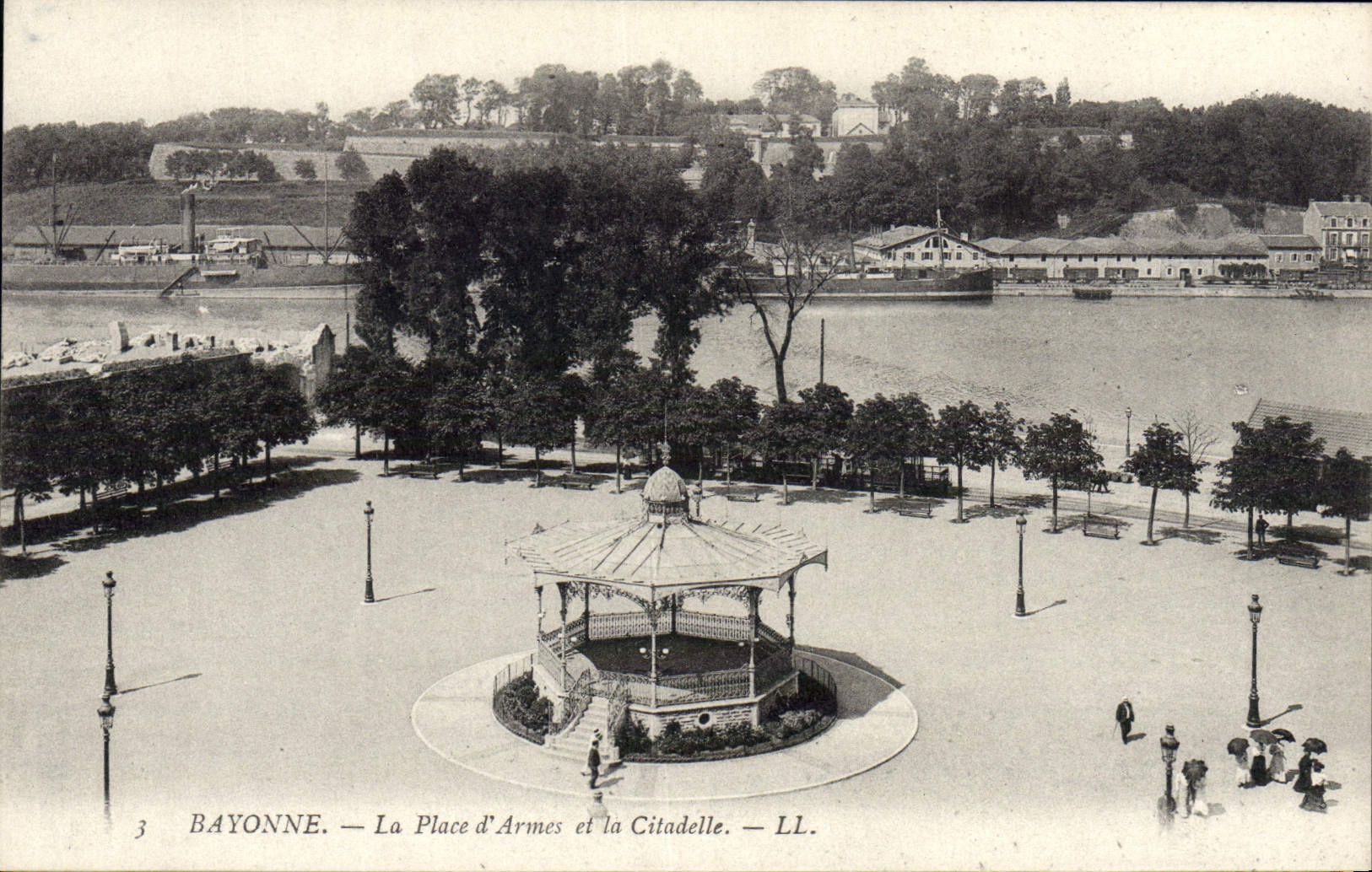 CPA Bayonne La Place D'Armes et la Citadelle