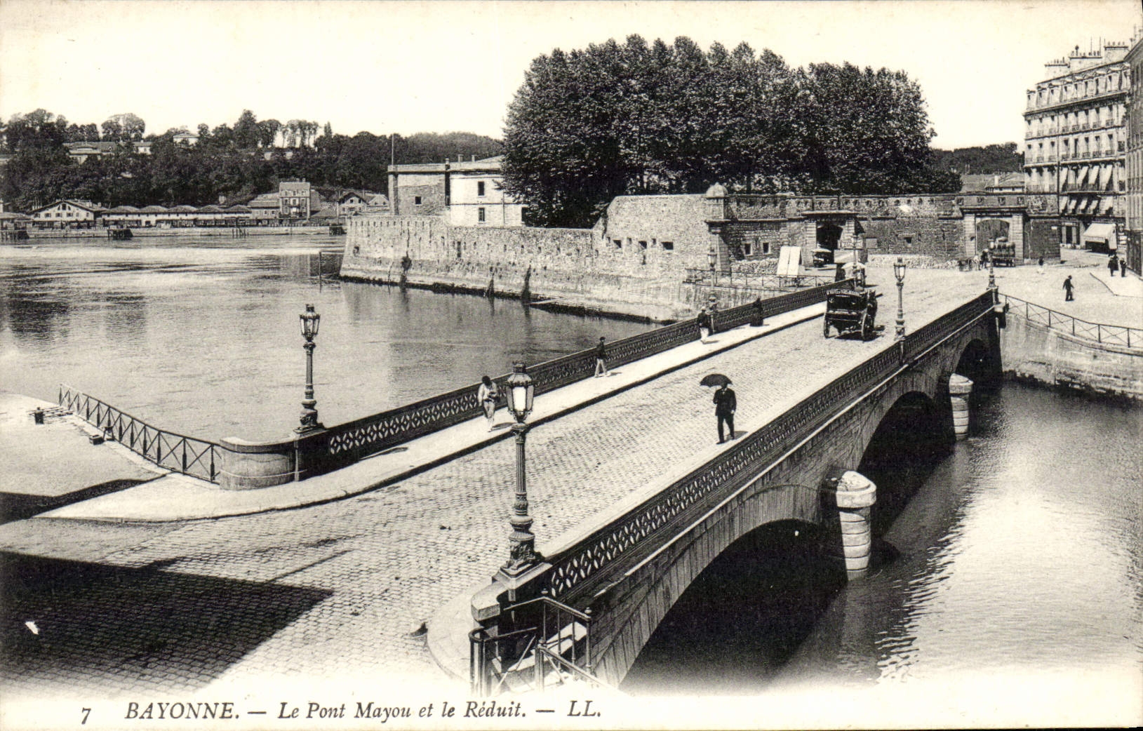 VINTAGE POSTCARD Bayonne the Mayou bridge and the Tiny room