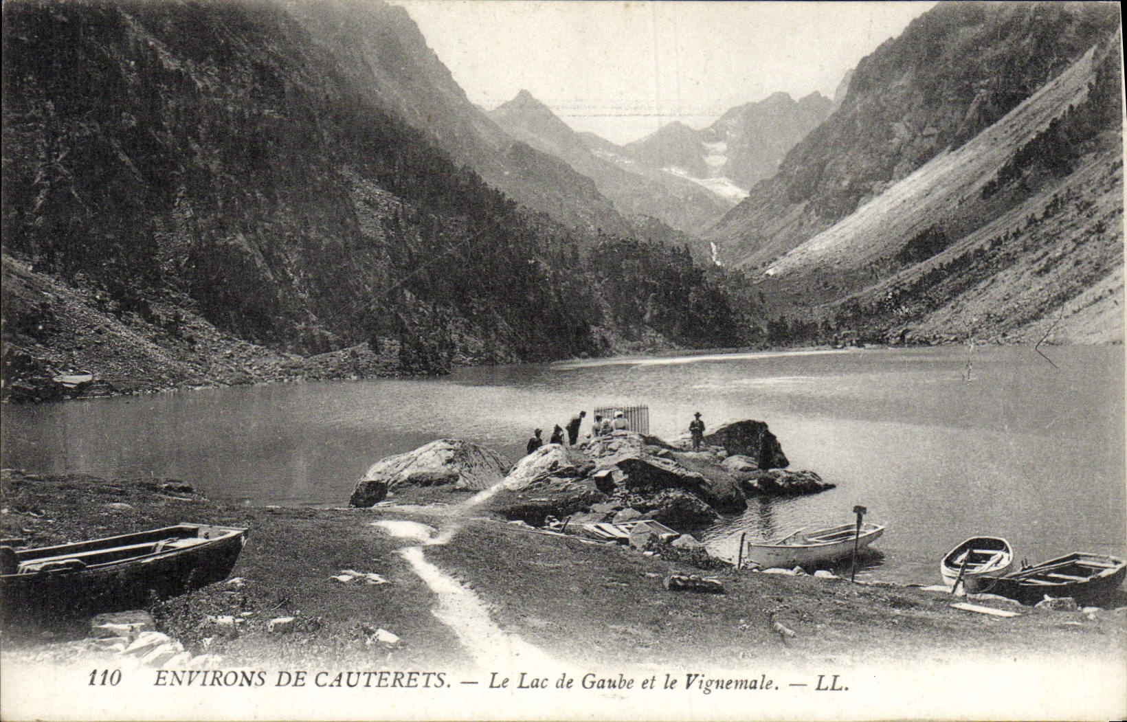 VINTAGE POSTCARD Surroundings De Cauterets the Lake Gaube and Vignemale